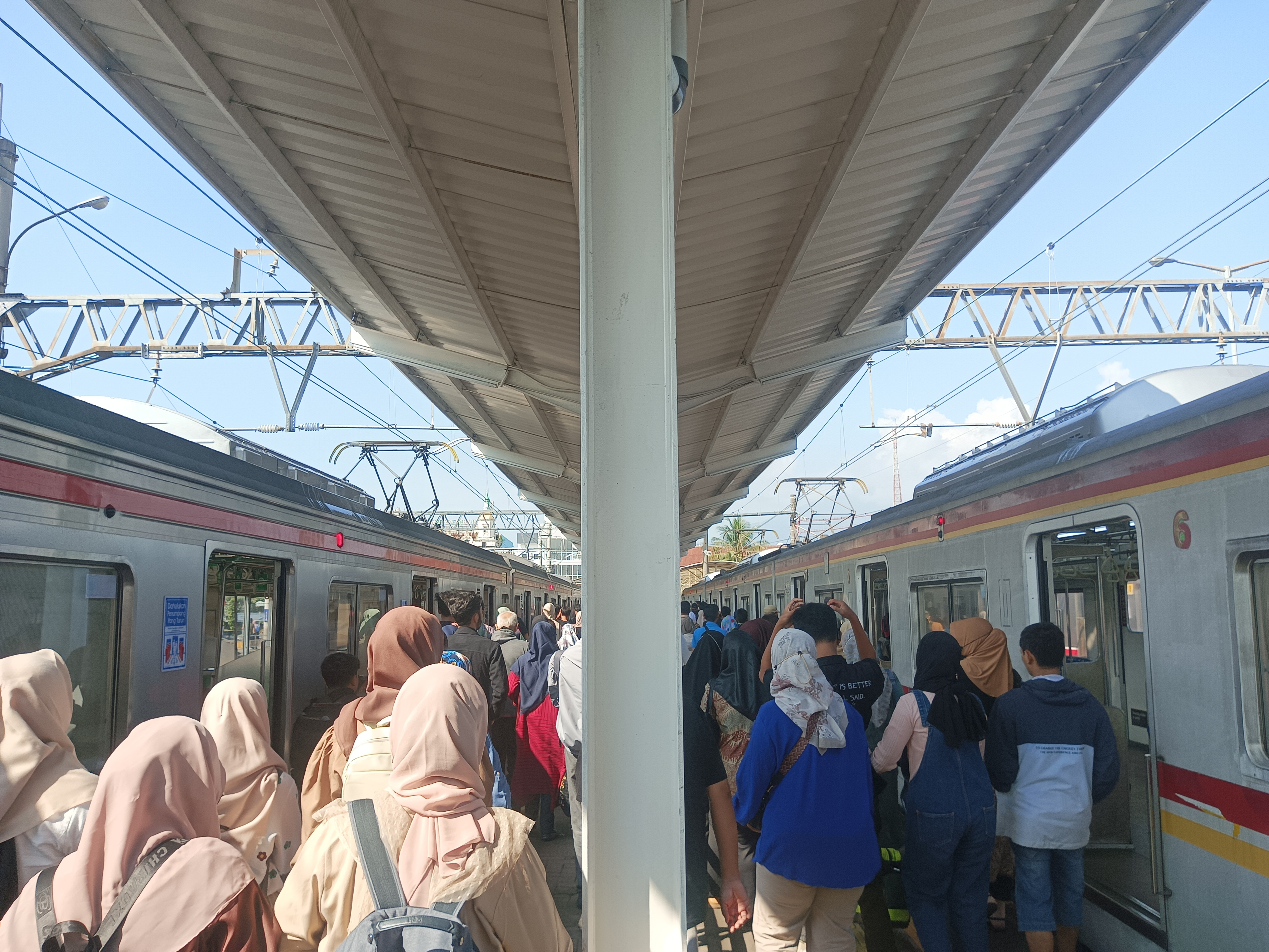 Ilustrasi pengunjung yang menaiki kereta commuter line. Sumber: Dokumentasi pribadi