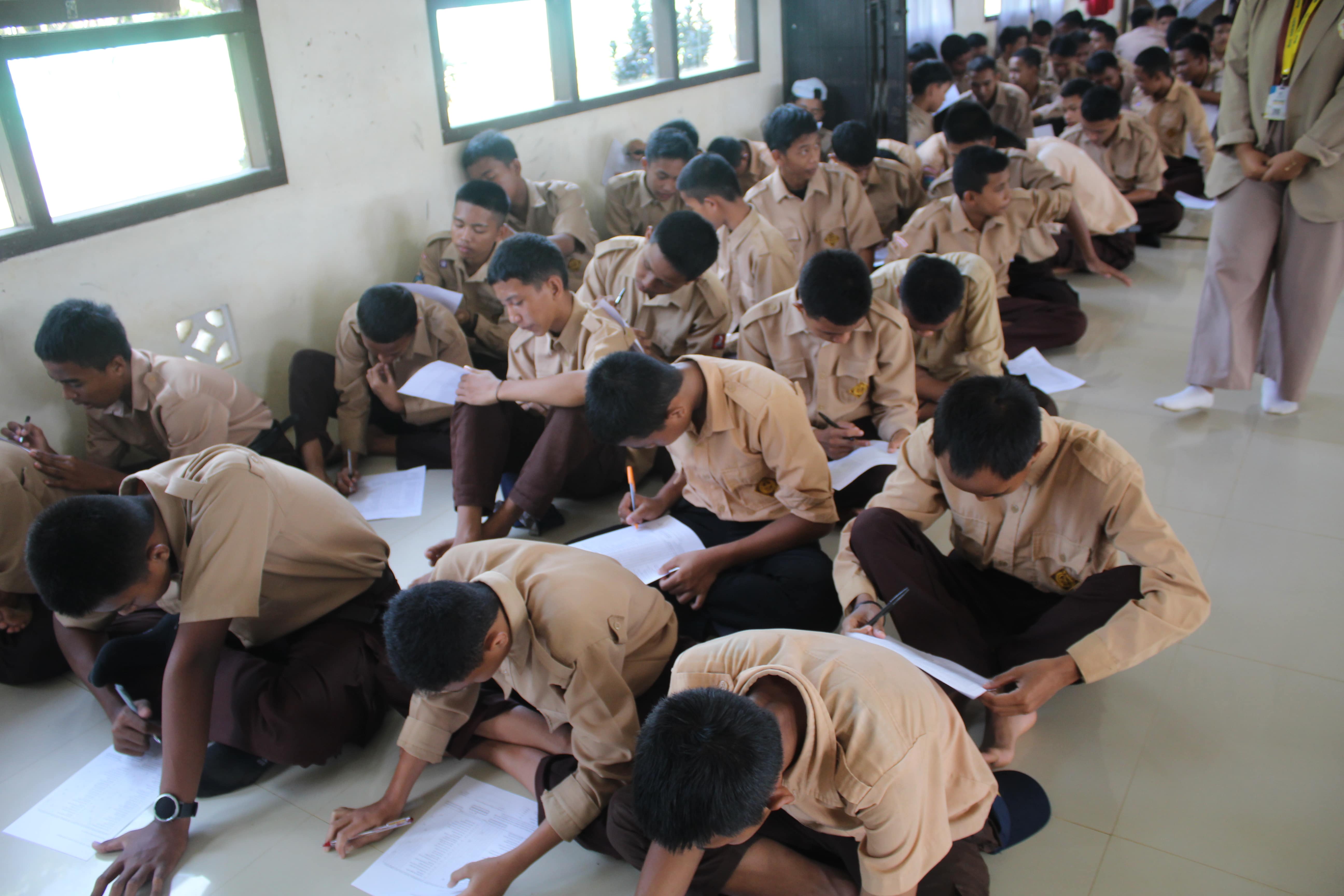 Siswa-siswa SMAN 2 Puding Besar Mengerjakan Asesmen Minat Bakat