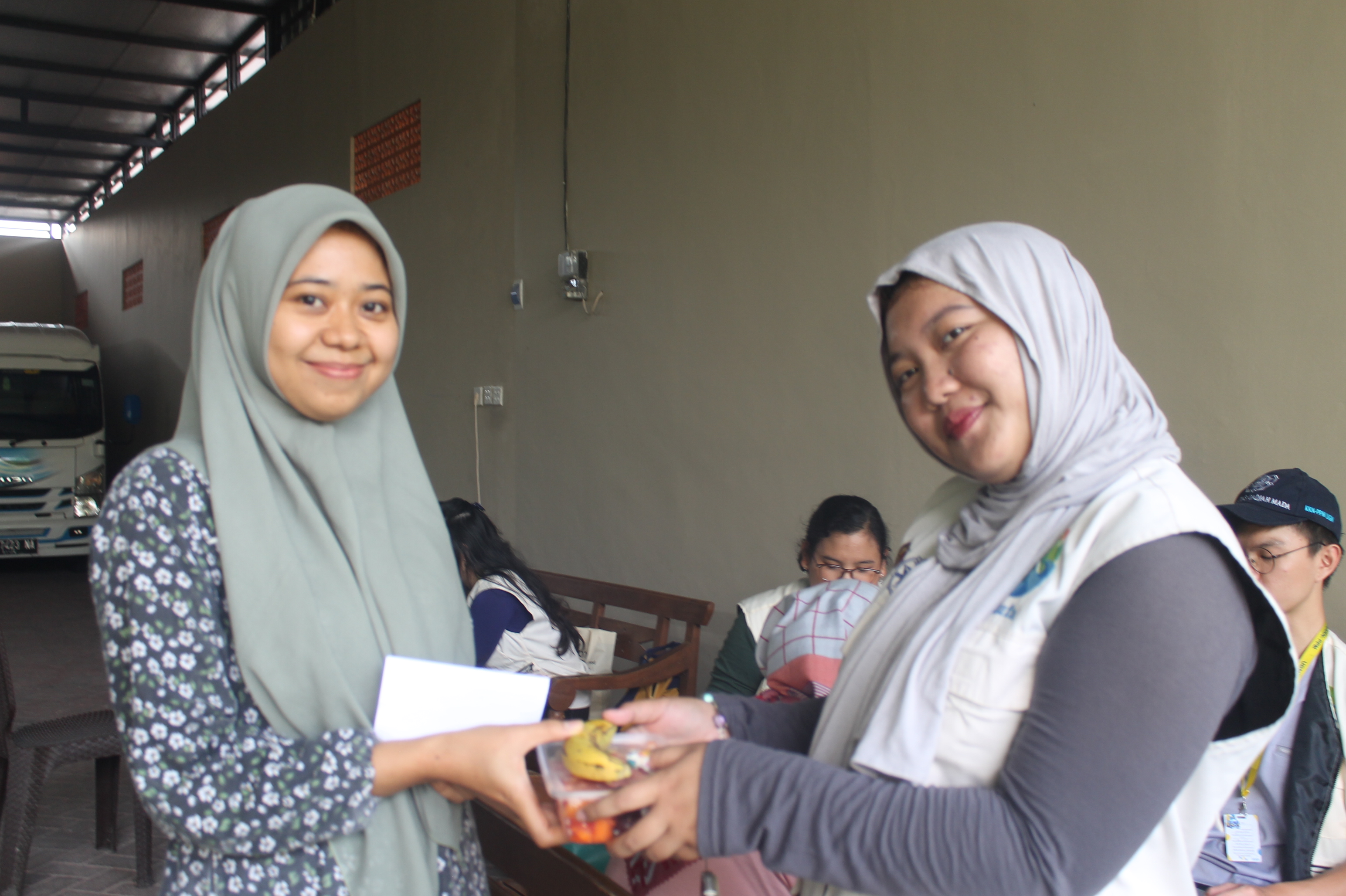 Pemberian buah potong sebagai salah satu rangkaian kegiatan di UMKM Sehat | Gofher Estomihi Siregar