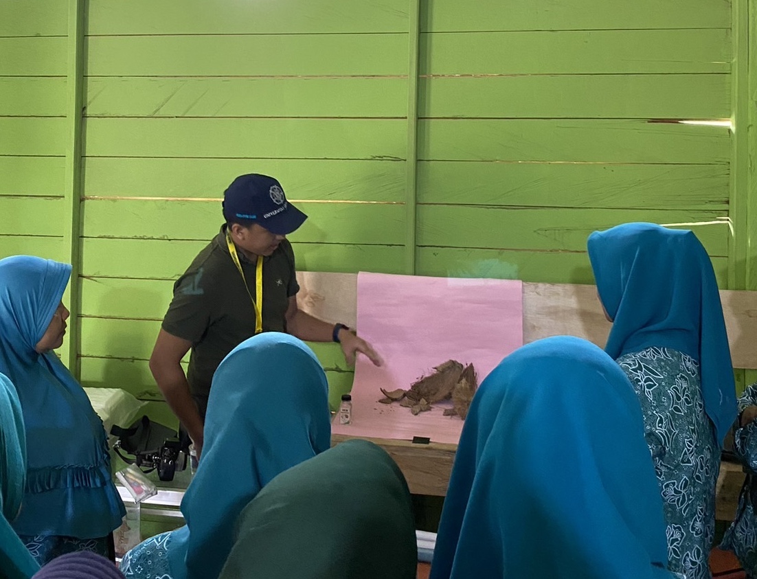  Pelatihan pembuatan konten menggunakan kertas manila sebagai background foto produk. (Sumber: Dokumentasi Pribadi) 