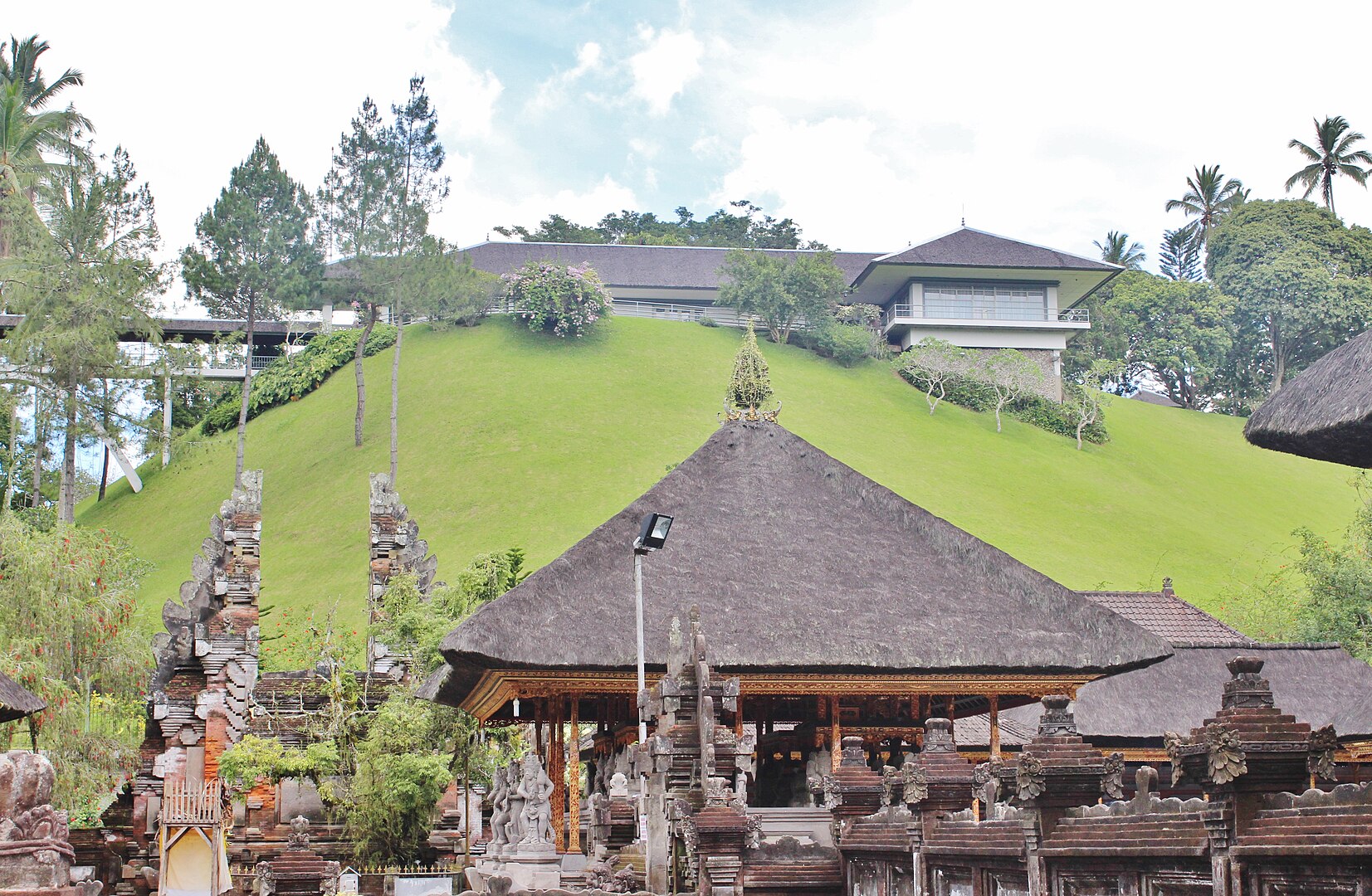 Istana Tampaksiring dilihat dari Pura Tirta Empul