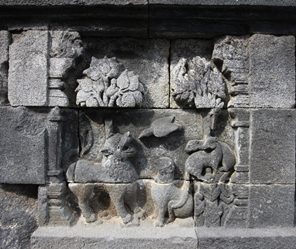 Relief Harimau dan Burung Pelatuk di Candi Borobudur | Sumber gambar: kebudayaan.kemdikbud.go.id/Balai Konservasi Borobudur