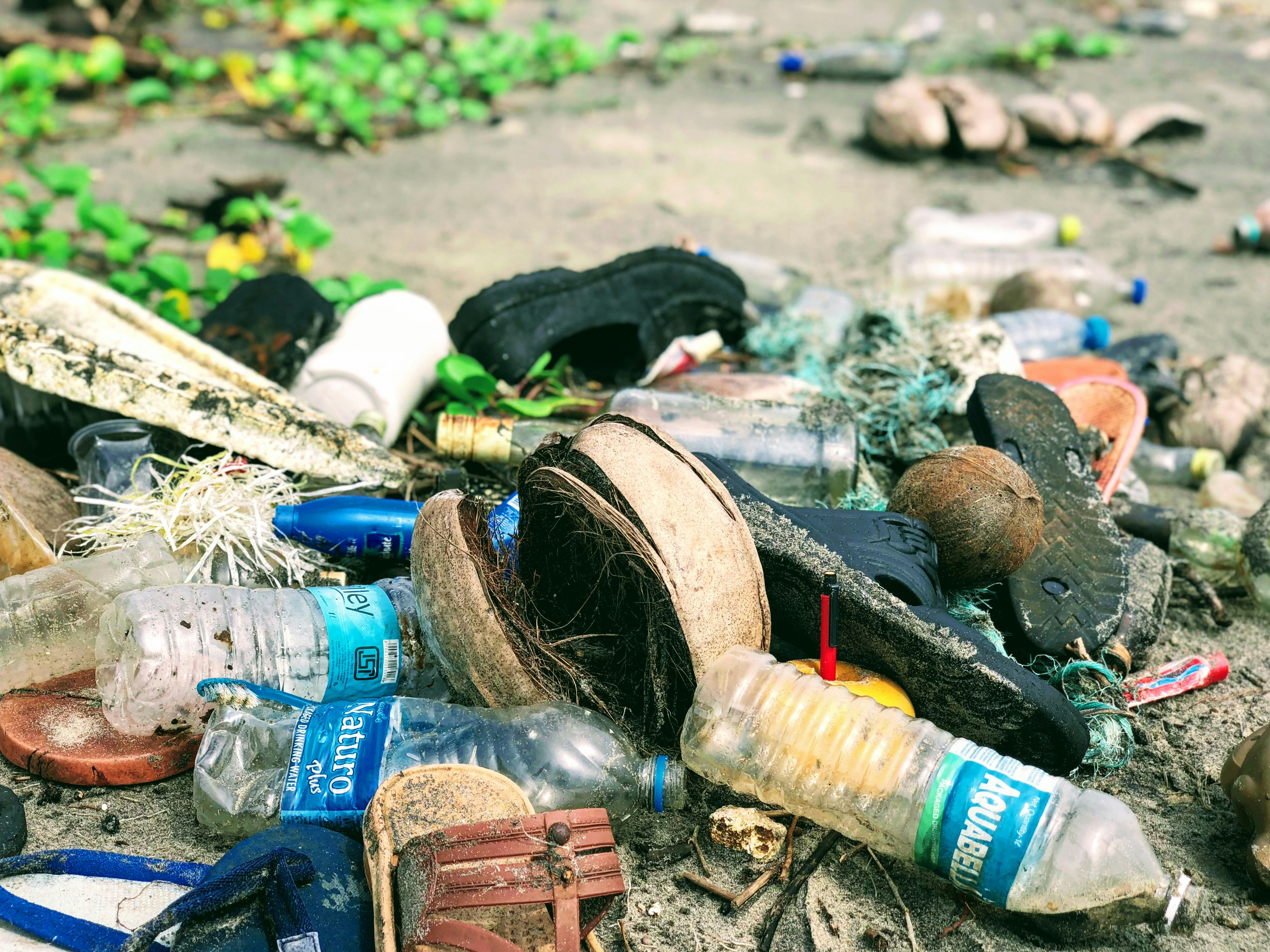 Sampah yang berserakan di pantai