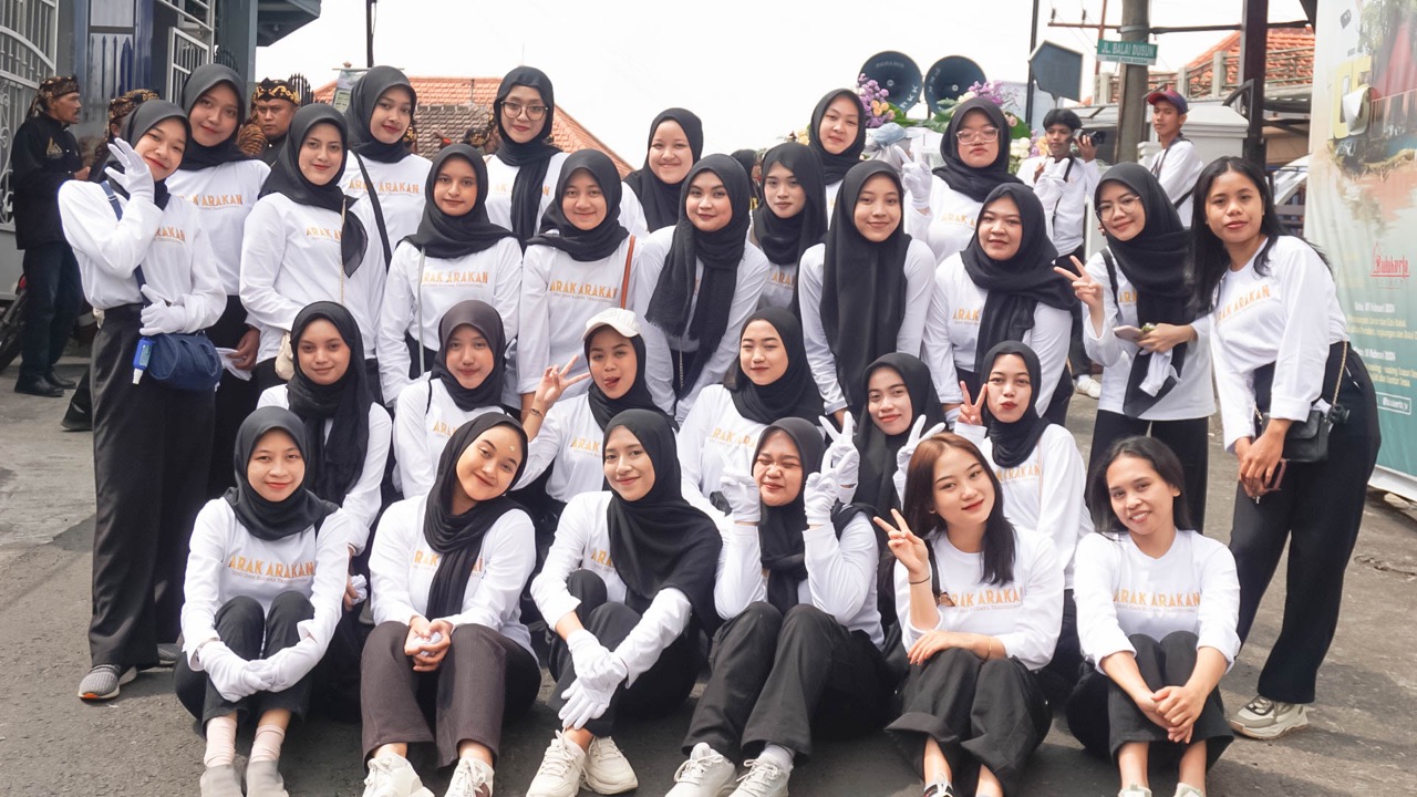 mahasiswi KKN-PPM UGM Sawiji Bumiaji terlibat dalam arak-arakan menjadi kontingen pembawa bendera bersama mahasiswa KKN dari Universitas Trunojoyo Madura, Universitas Brawijaya, dan Universitas Muhammadiyah Malang | Foto: KIM Gema Bulukerto