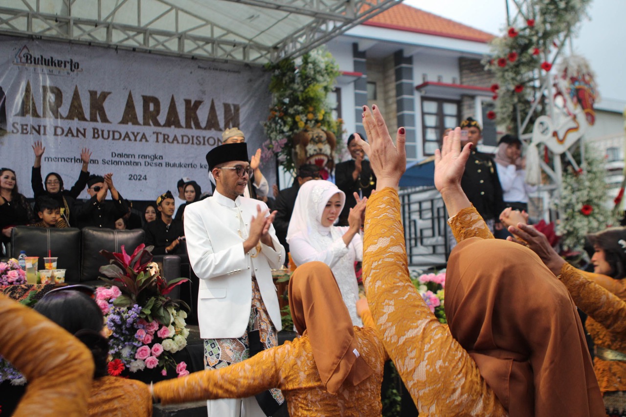 Kepala Desa Bulukerto bersama ibu menyambut kontingen dari panggung kehormatan | Foto: KIM Gema Bulukerto