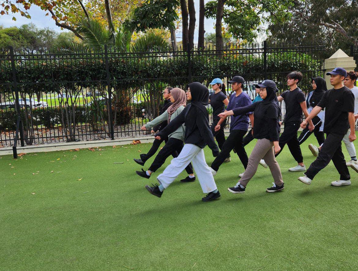 Latihan pengibaran bendera merah putih HUT RI ke-79 di KJRI Melbourne. © Dokumentasi Pribadi.