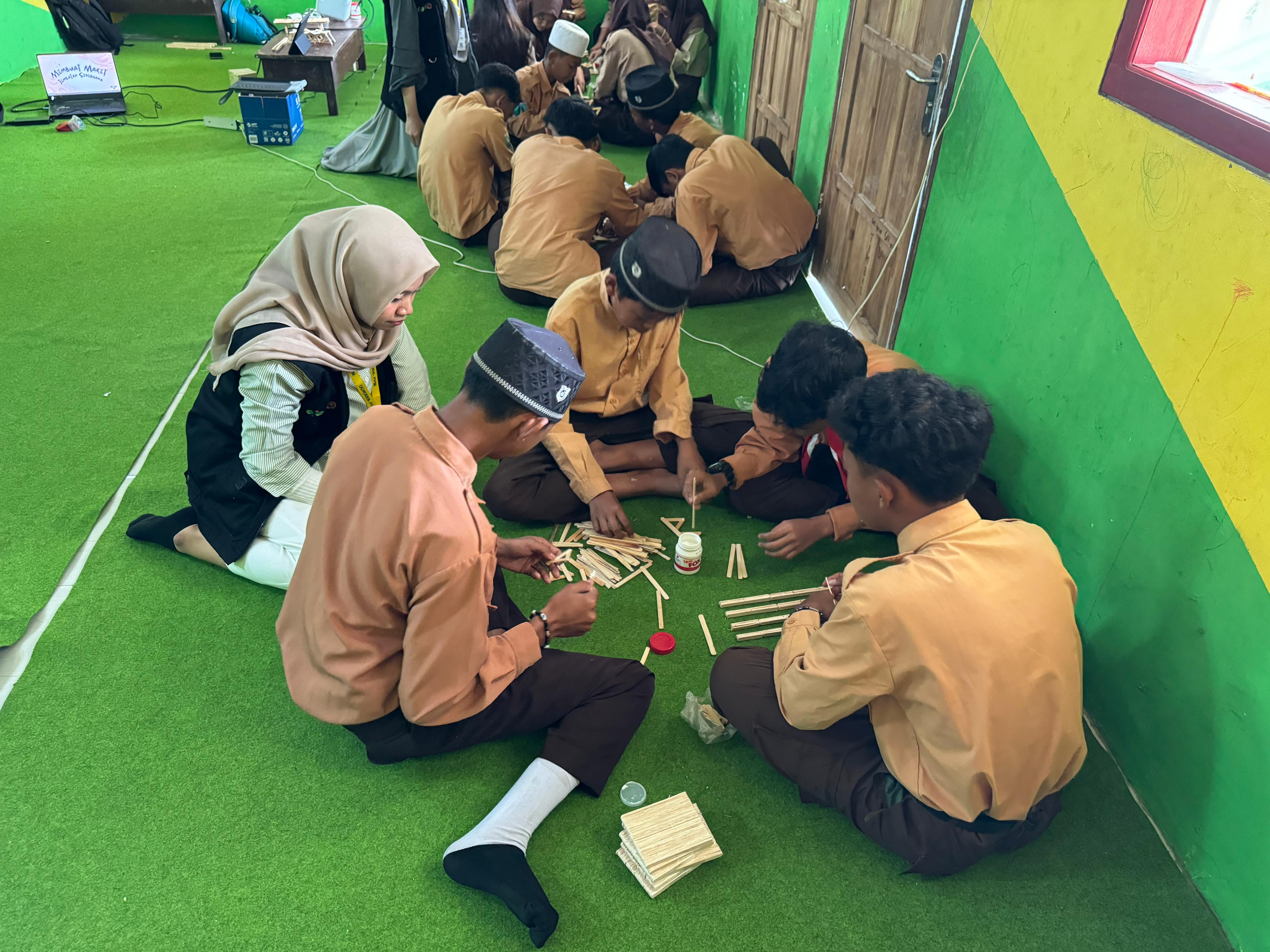 Pembuatan Maket | Foto: Dokumentasi Pribadi