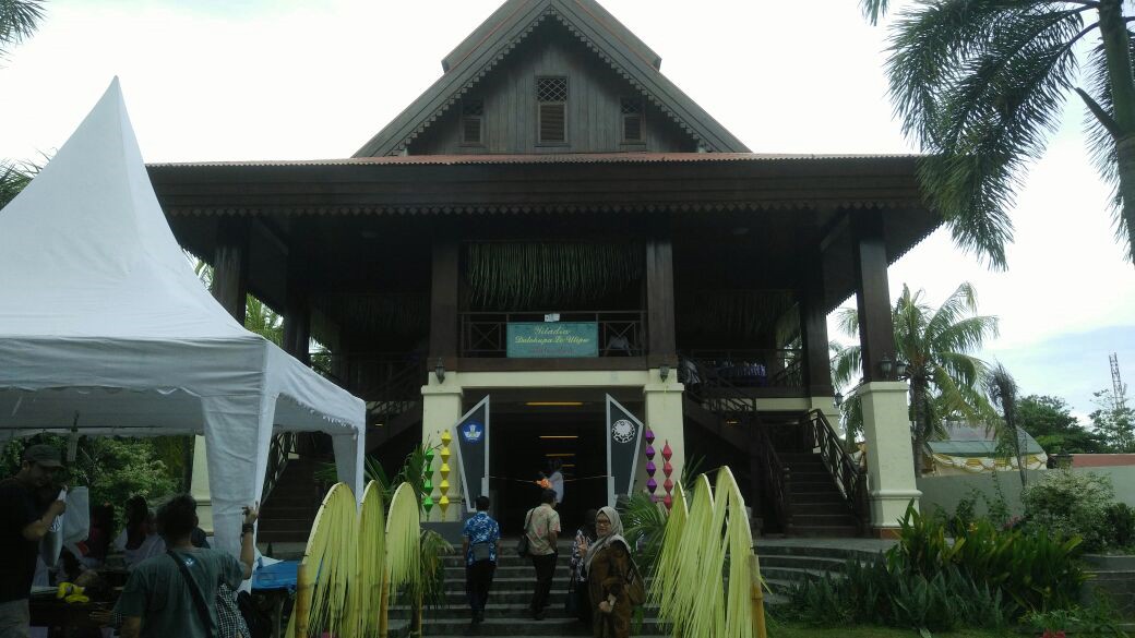 rumah adat dulohupa | sumber : website kemendikbud