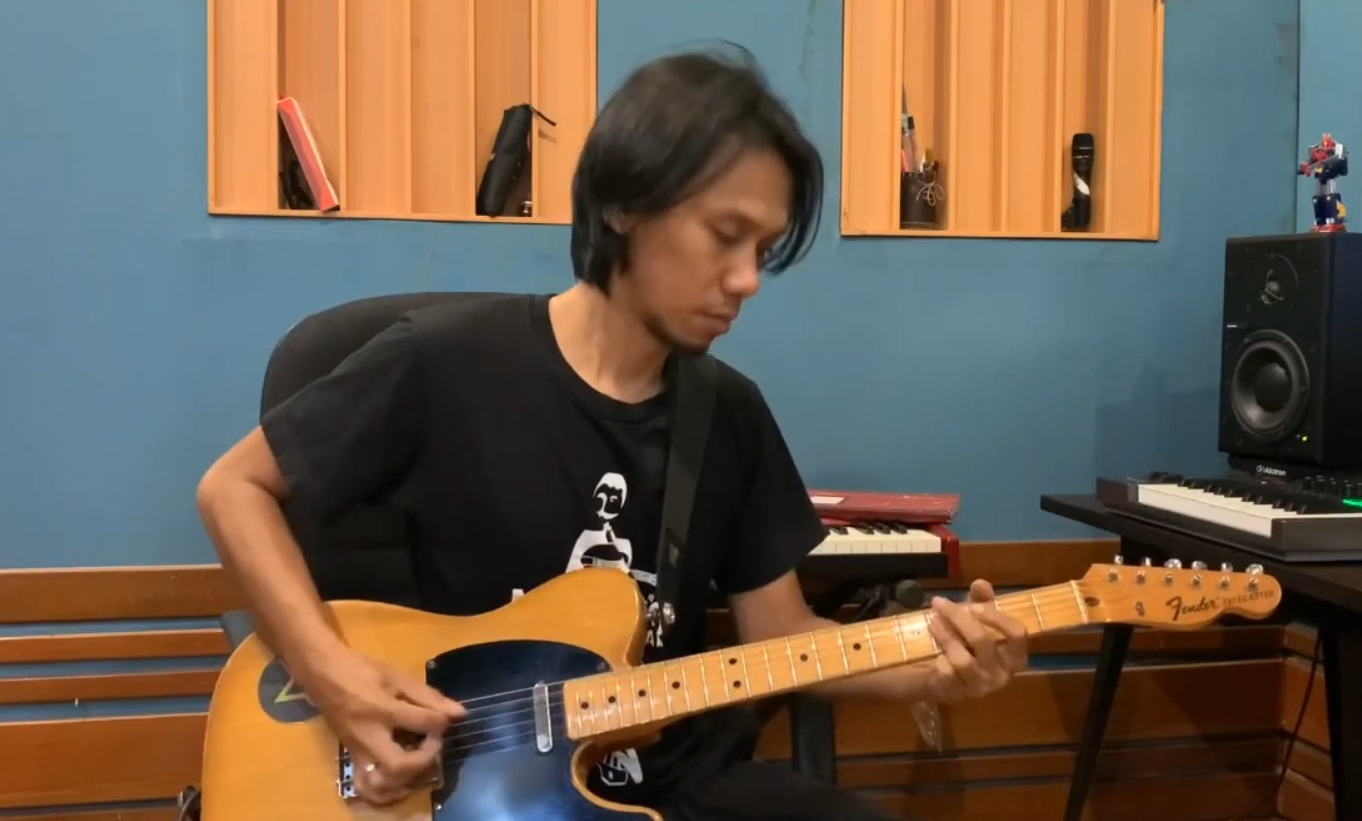 Eross Candra Bermain Gitar