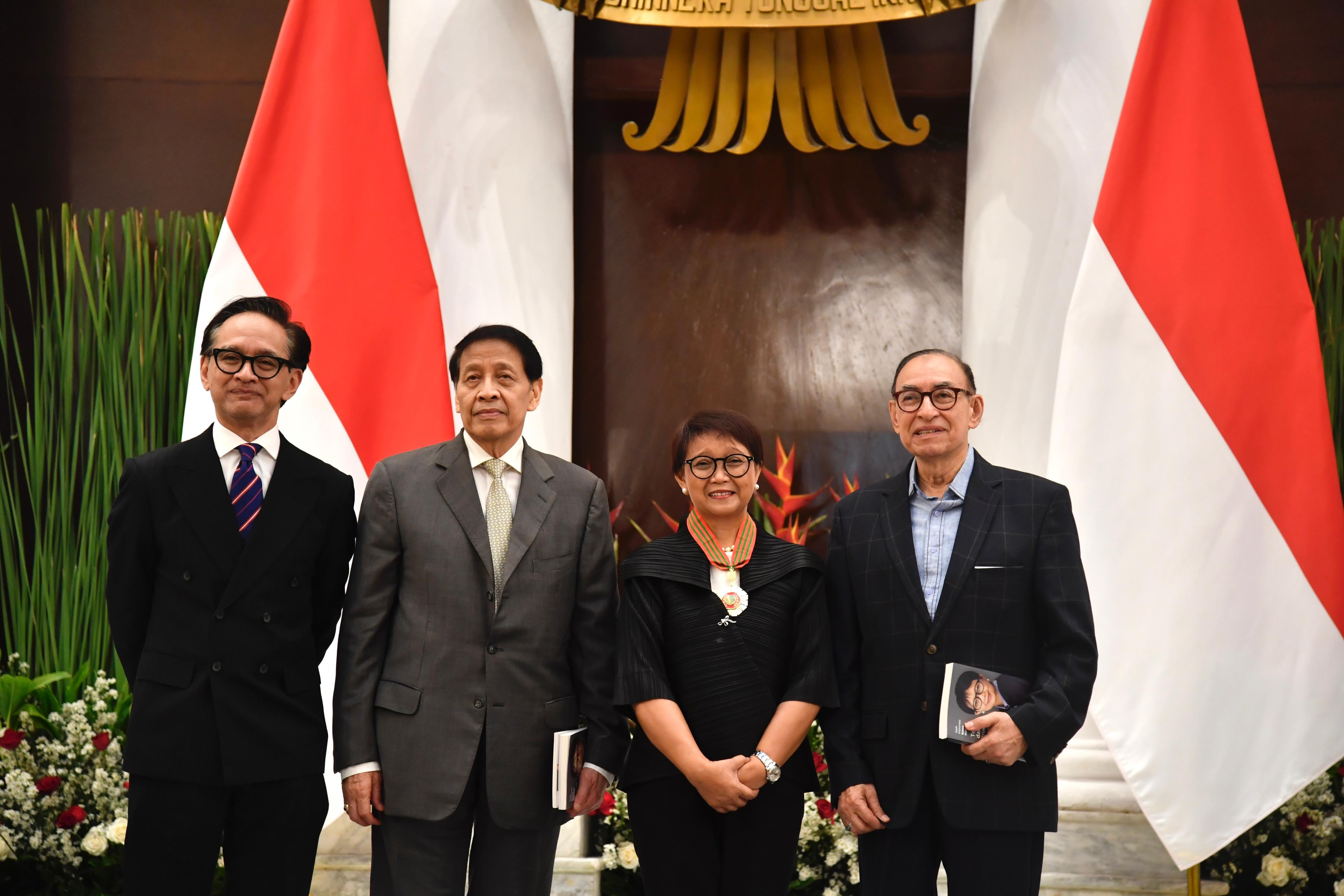 Menlu RI, Retno Marsudi, bersama dengan 3 mantan Menlu RI pendahulunya | Kemlu RI