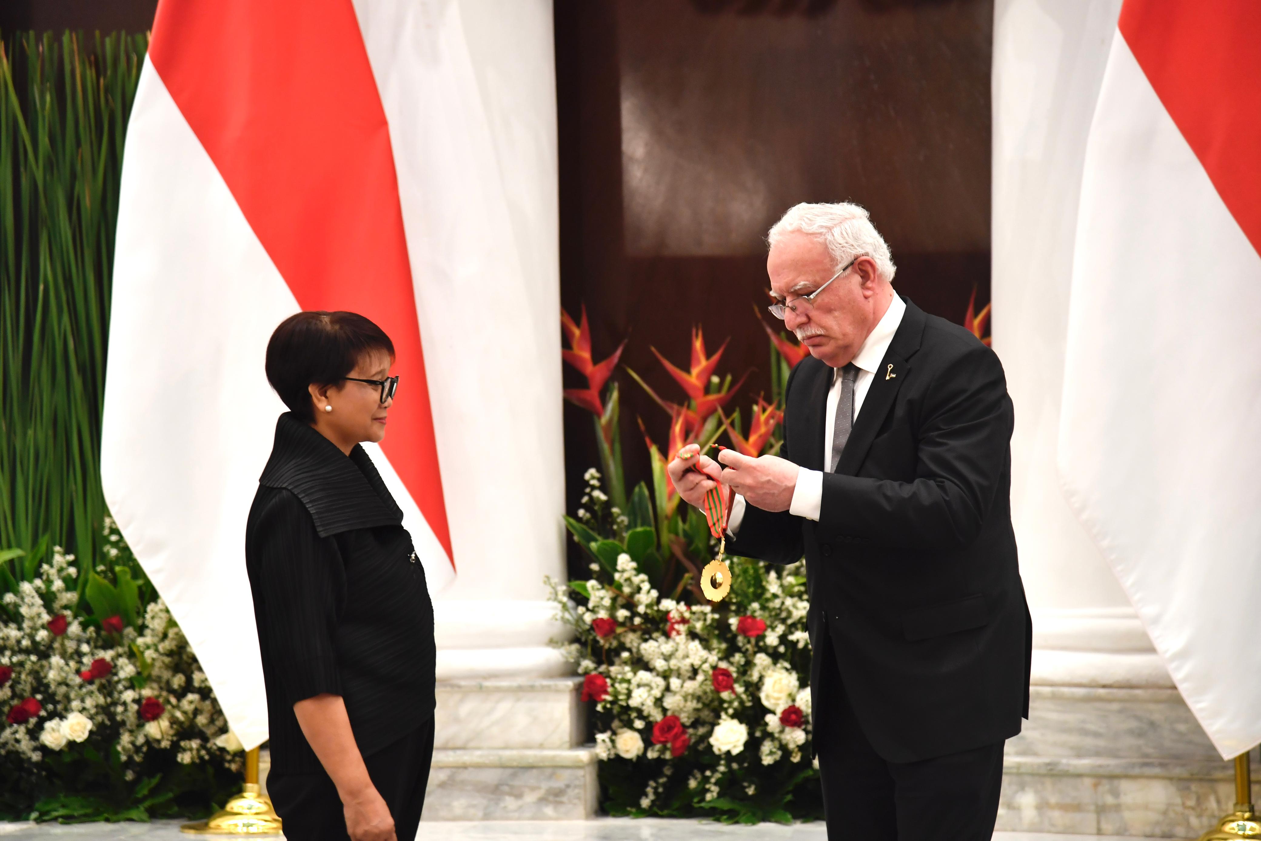 Pemberian medali dari Palestina kepada Menlu RI | Kemlu RI