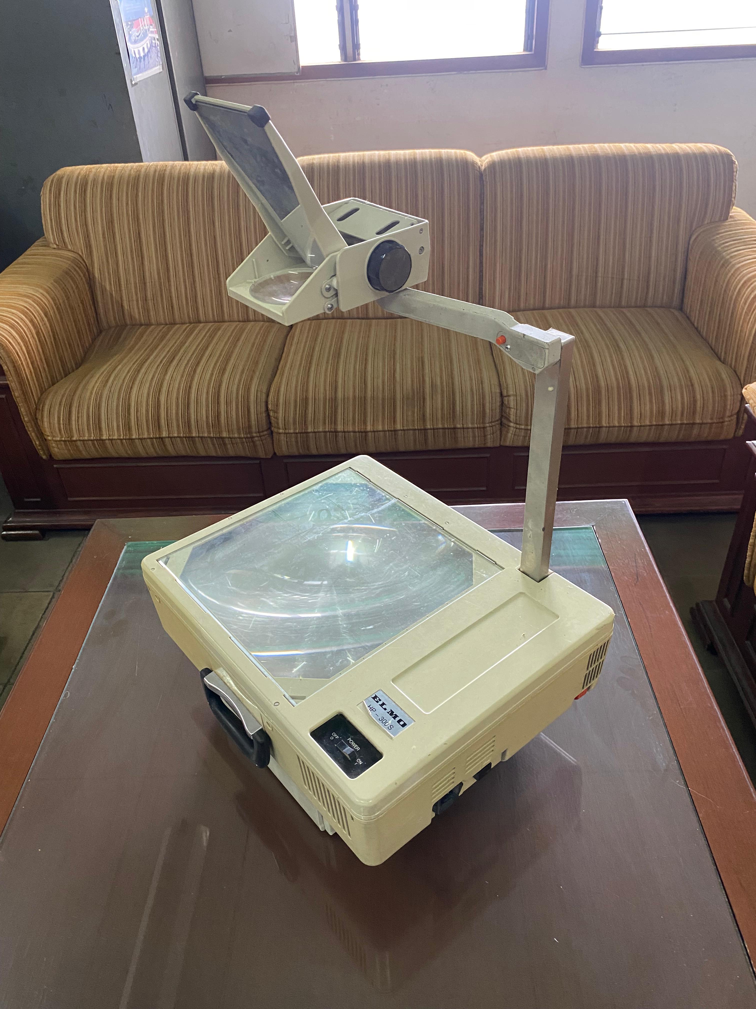Overhead Projector (Sumber: dokumen pribadi)