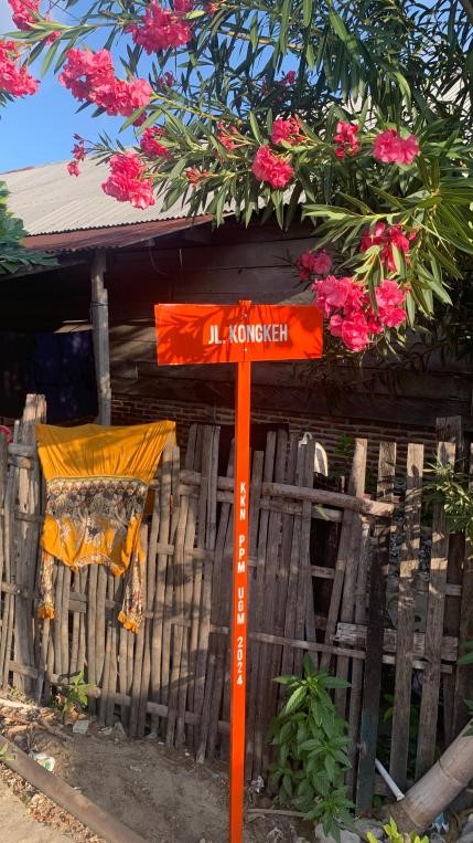 Pemasangan plang nama jalan Desa Appatanah | Dokumentasi Pribadi