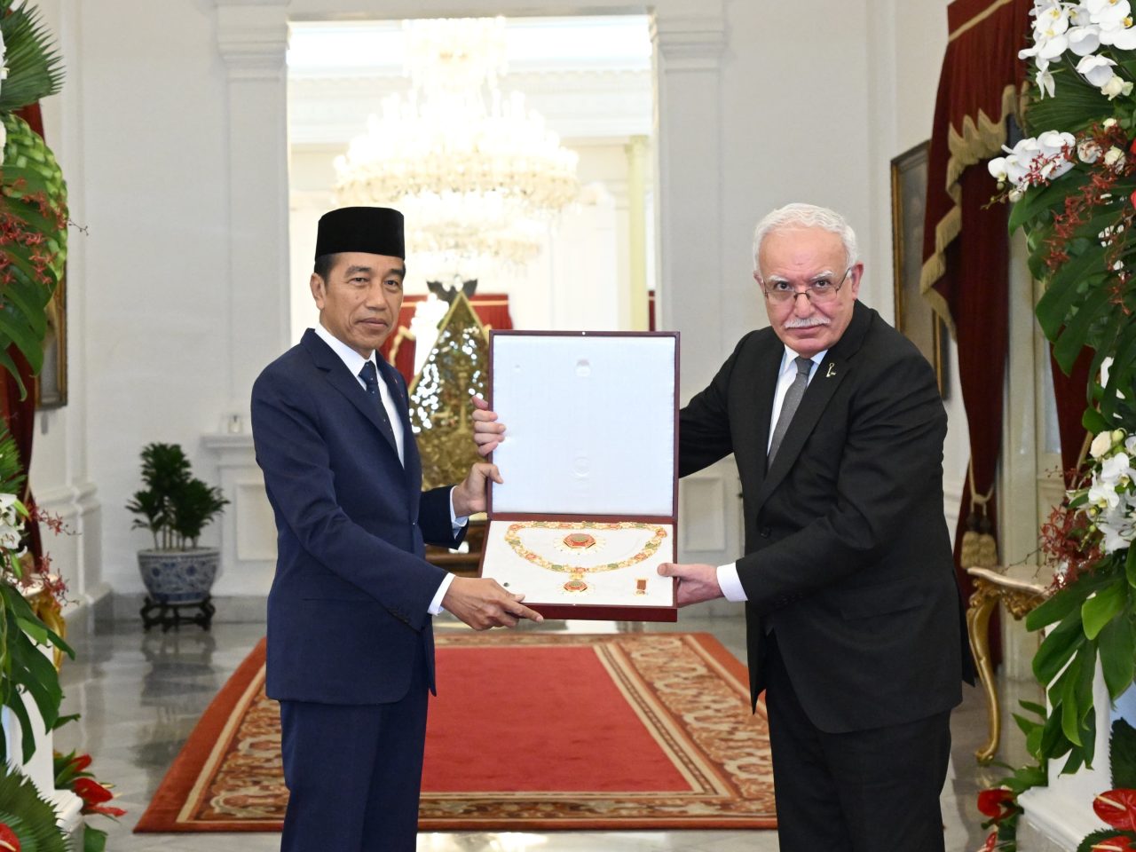 Presiden Jokowi saat menerima penghargaan dari Palestina | BPMI Setpres/Rusman