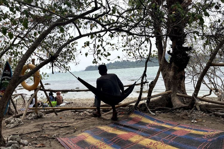 Pengunjung bersantai di Pulau Merak Kecil. Sumber: Kompas