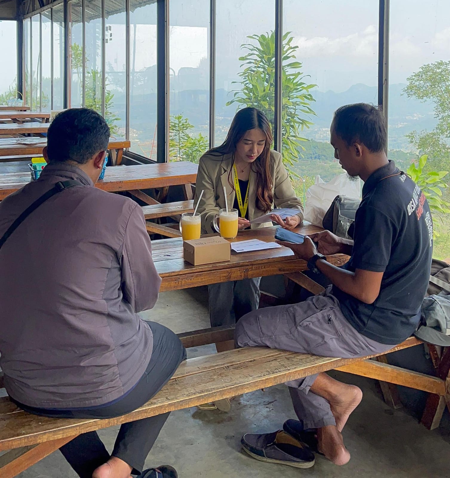 Pembuatan QRIS dan EDC di Kawasan Sukageuri View Bersama Mahasiswa KKN UGM dan Pihak BCA