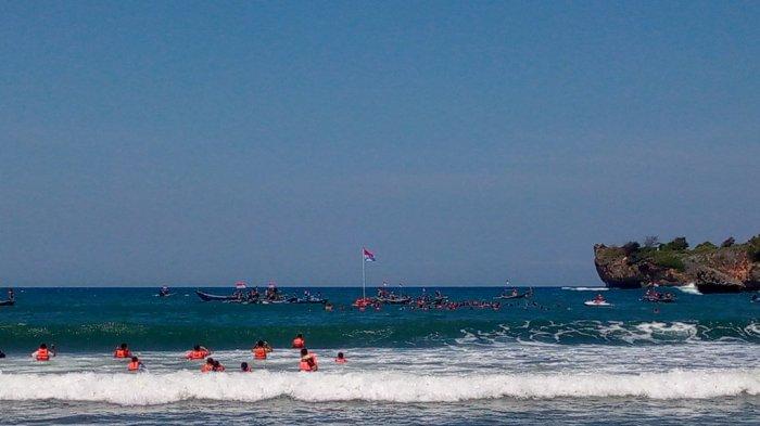 Upacara bendera HUT ke-79 RI di Pantai Baron © Tribunnews