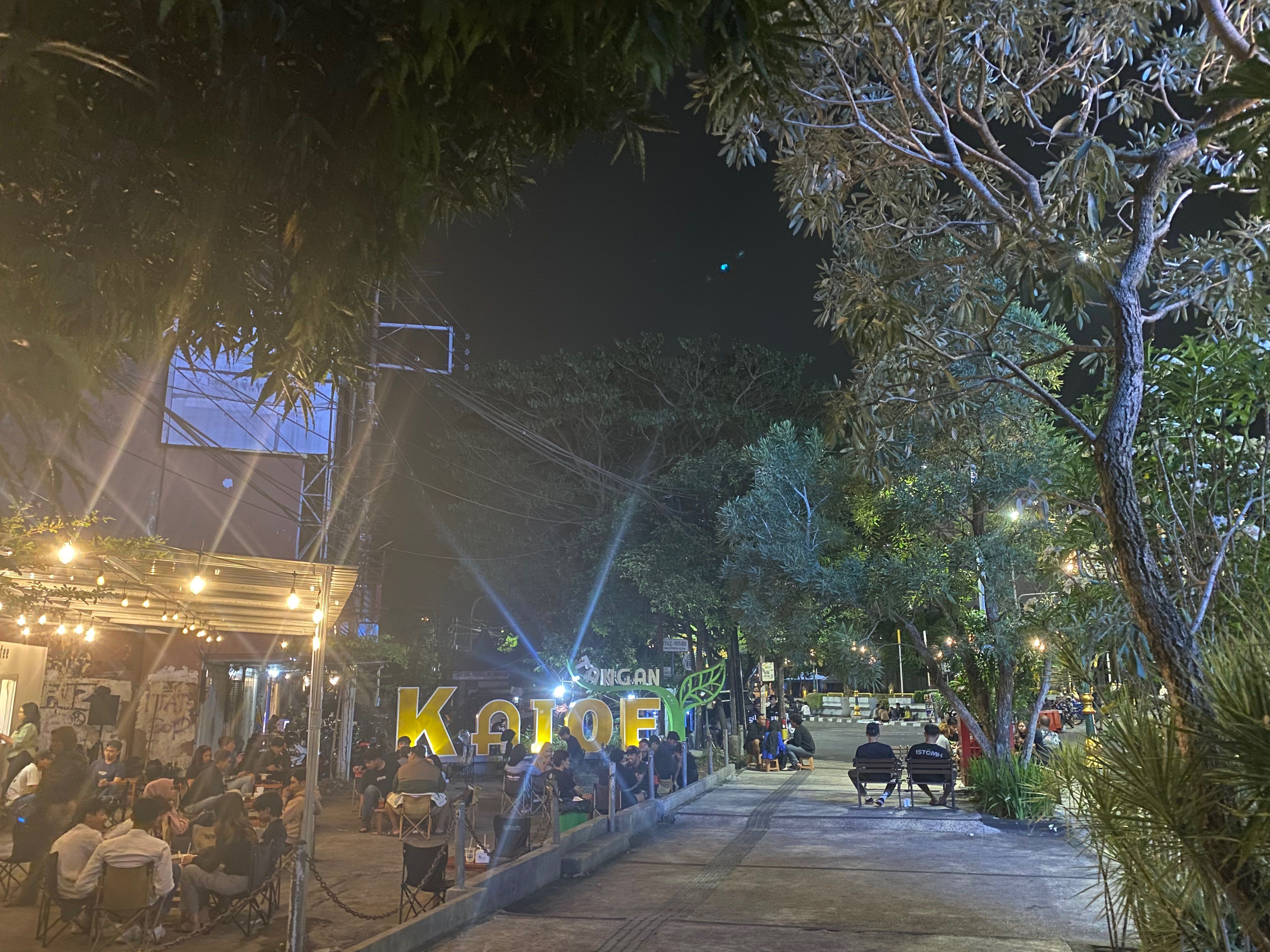 Suasana Kayutangan Malang saat Malam Hari. Sumber: RRI. co.id 