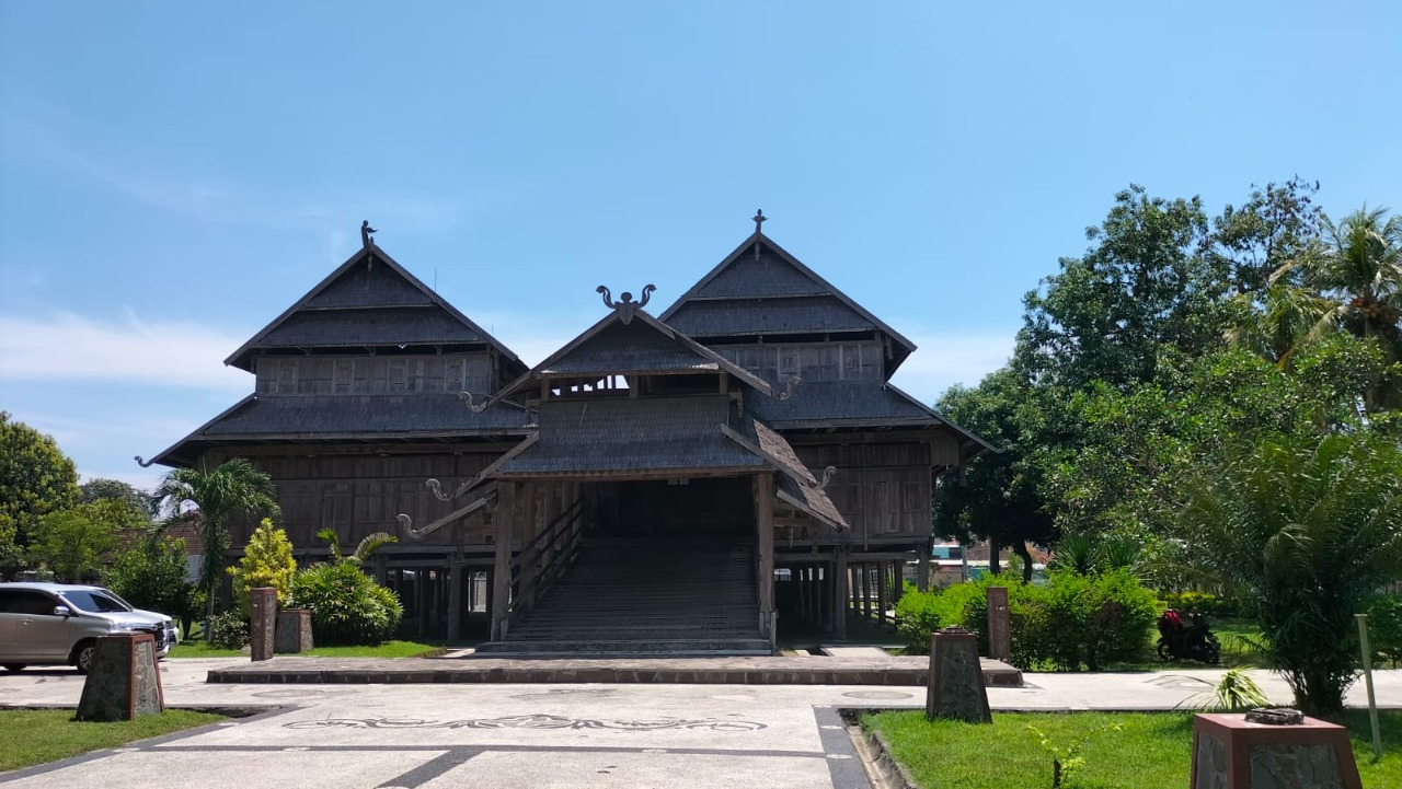 rumah adat dalam loka, nama rumah adat dari kasultanan sumbawa