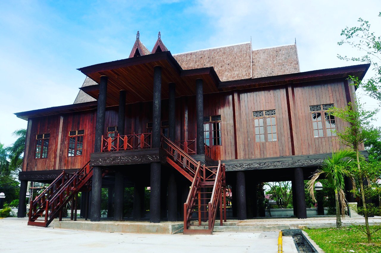 rumah adat panjang | sumber : akun x kominfo kota waringin timur