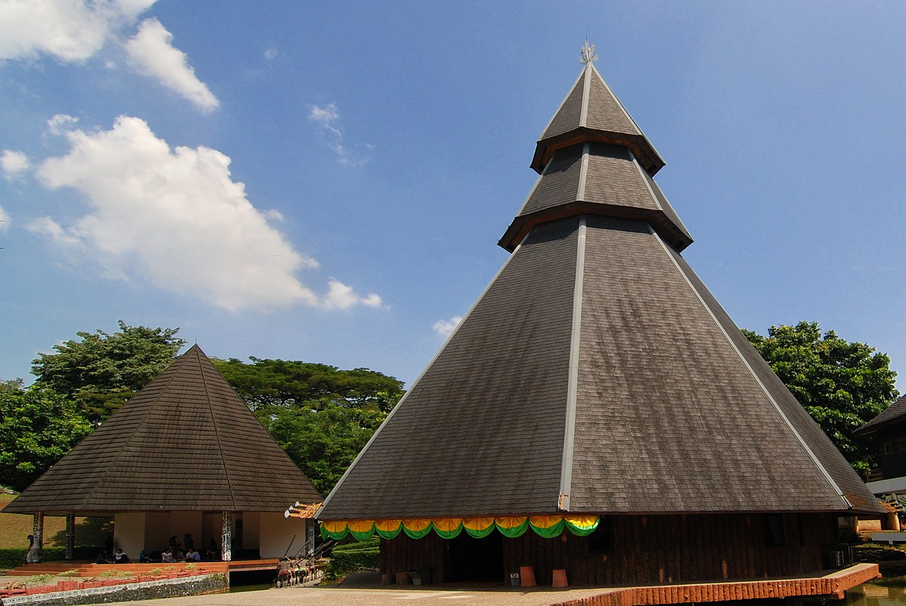 rumah adat kariwari dari papua | sumber : wikimedia commons