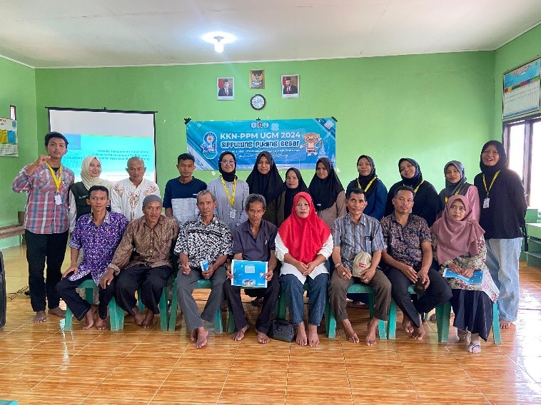 Mahasiswa KKN-PPM UGM Puding Besar memperkenalkan sistem instalasi pemanen air hujan (IPAH) kepada Desa Saing
