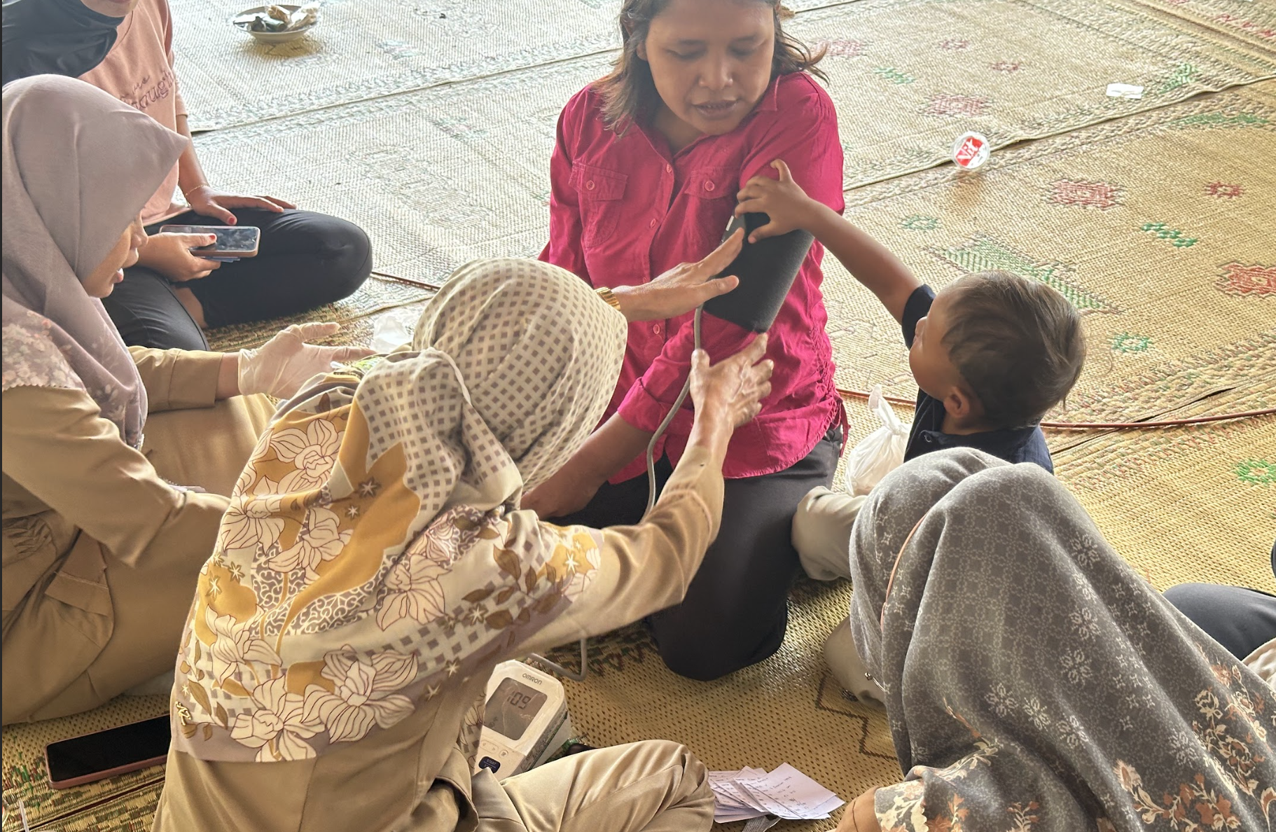 Pemeriksaan Kesehatan Bagi Ibu dan Anak Dalam Kegiatan Posyandu | Sumber: Dokumentasi Pribadi/Tim KKN-PPM Universitas Mercu Buana