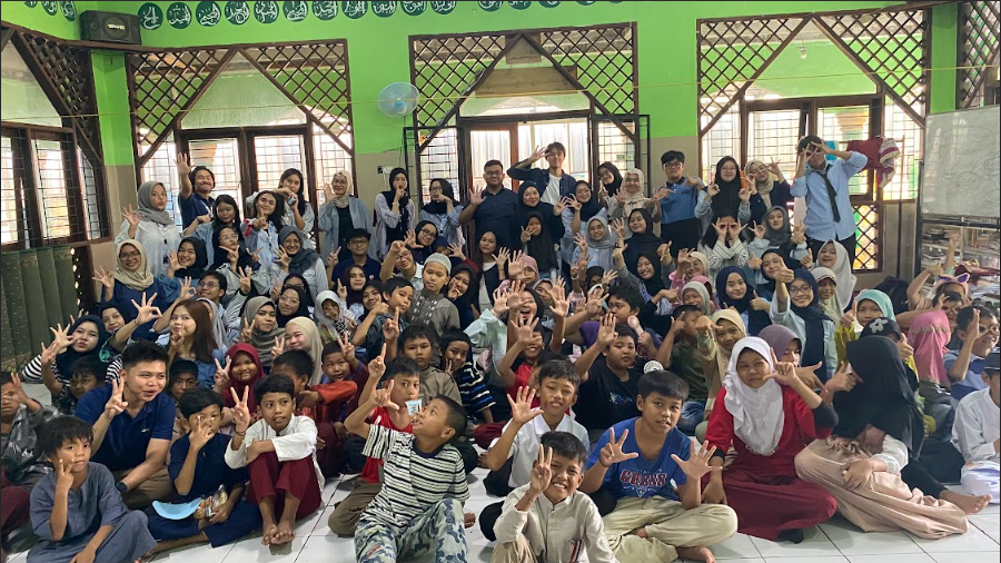 Foto Bersama OCs Vitation, Change Makers, dan Anak-anak Sekolah Dasar di Sekolah Master Indonesia (SMI)