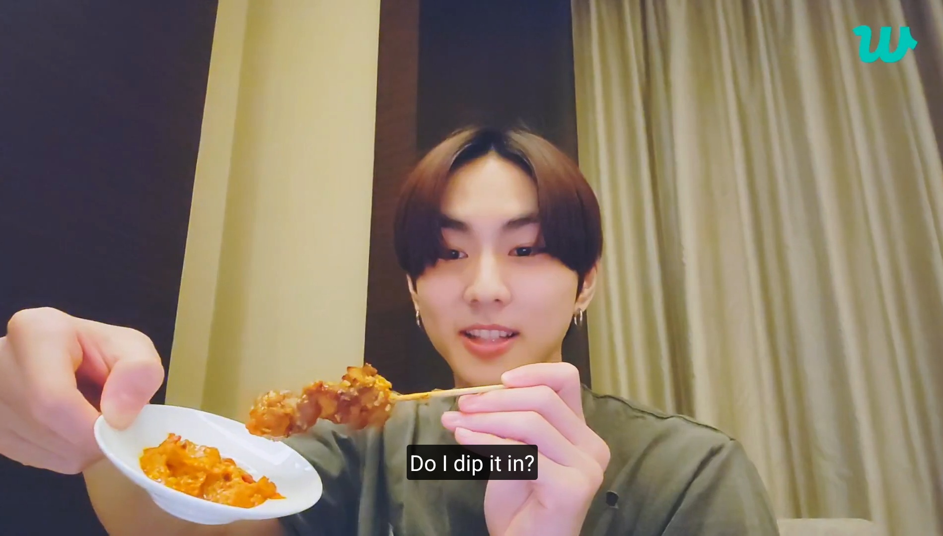Jungwon Mencicipi Sate Makanan Khas Indonesia di Weverse Live
