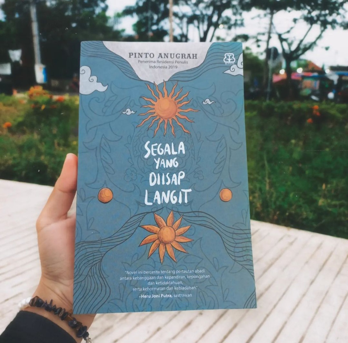 Gambar Novel Segala yang Dihisap Langit