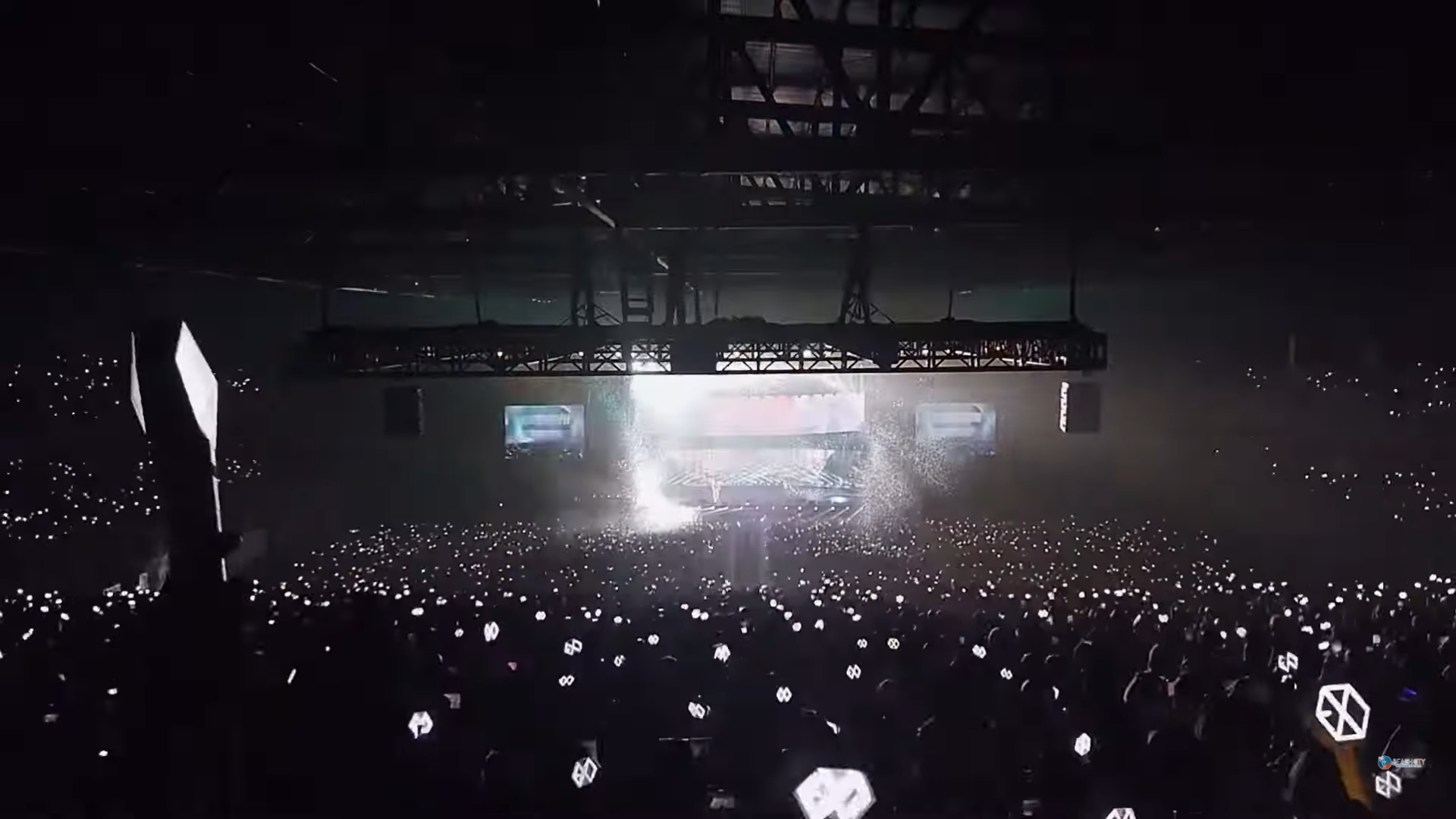 Cuplikan suasana FanconEXO-SC di Beach City International Stadium Jakarta | Sumber: YouTube @Beach City Jakarta