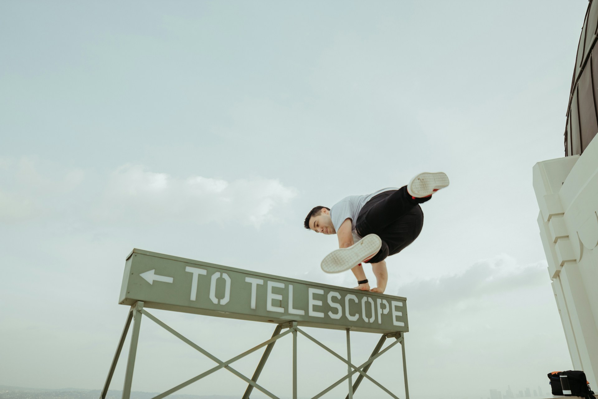 Seorang pria sedang melakukan parkour