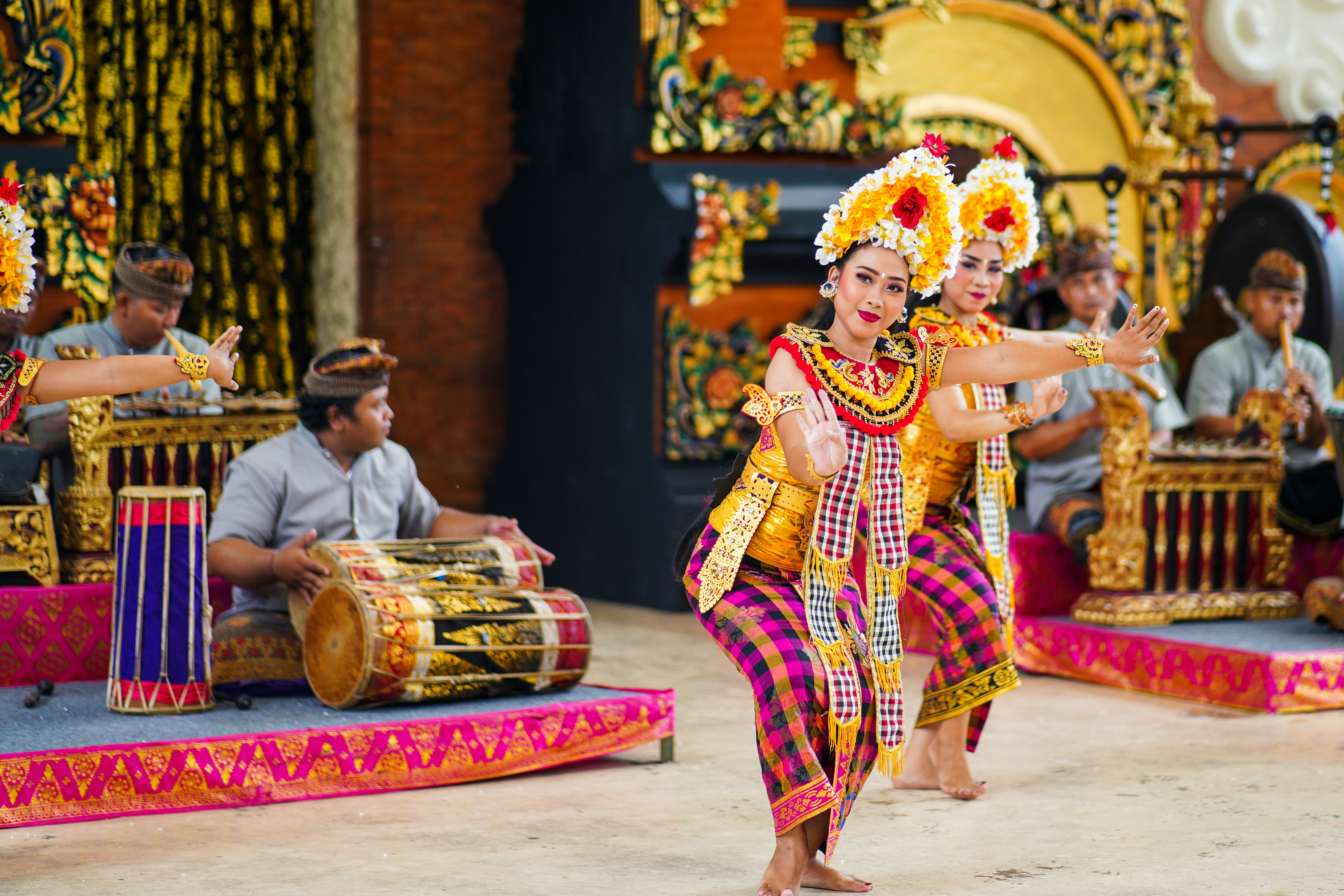 Foto para perempuan sedang menampilkan tarian Bali