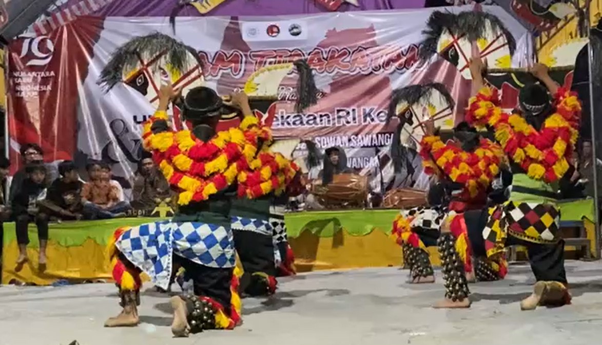 Gambar 2. Pertunjukan reog oleh pemudi Dusun Gumuk. Sumber: Dokumentasi pribadi