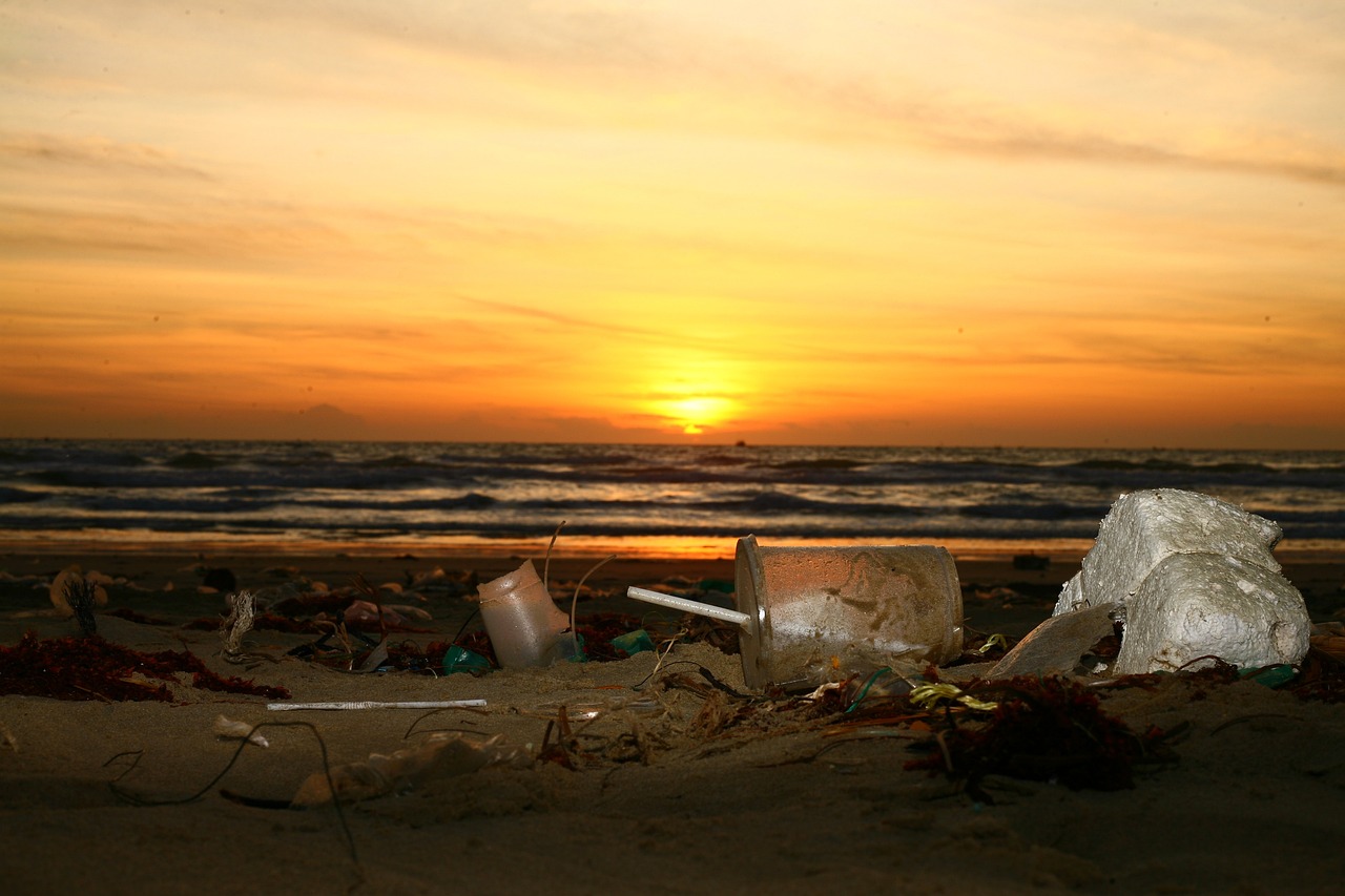 Ilustrasi sampah plastik di pantai