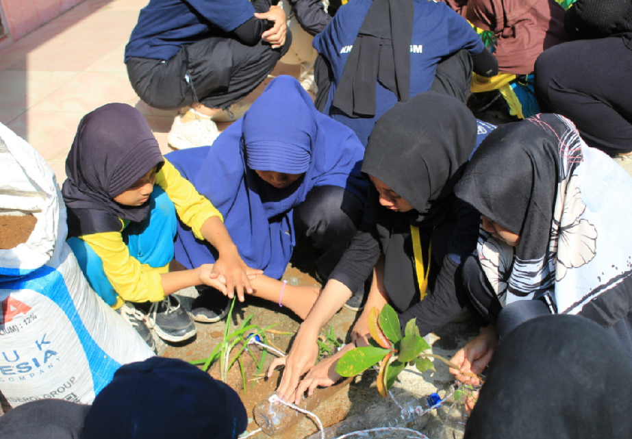 Pembuatan Vertical Garden di SDN Sarwodadi | Sumber: Keiza Aurakania