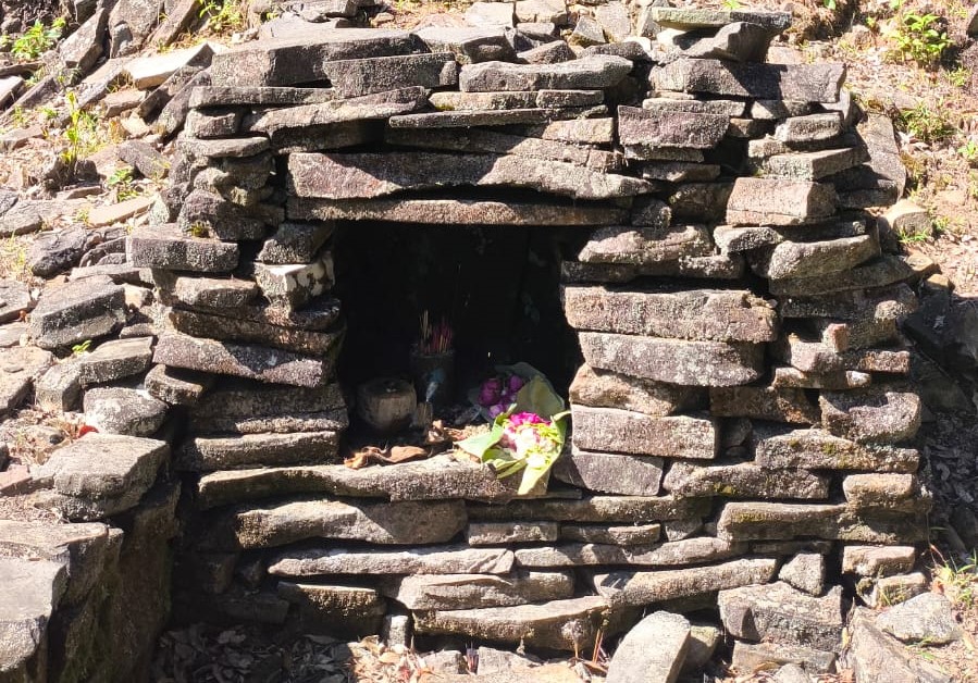 Sesaji yang dinyalakan untuk berdoa