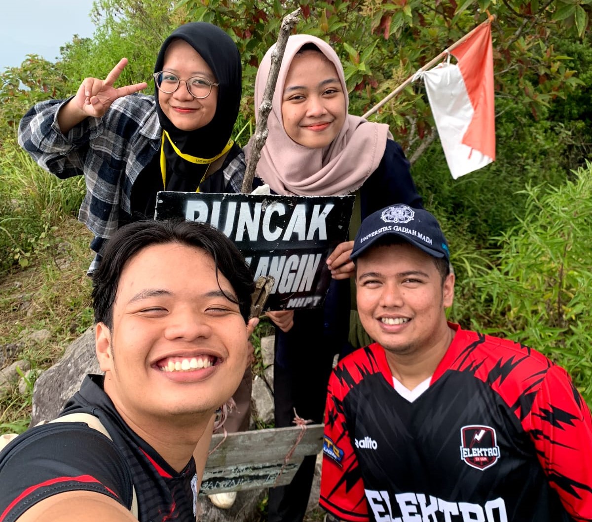 Anggota Tim KKN-PPM UGM Keling saat berada di Puncak Candi Angin