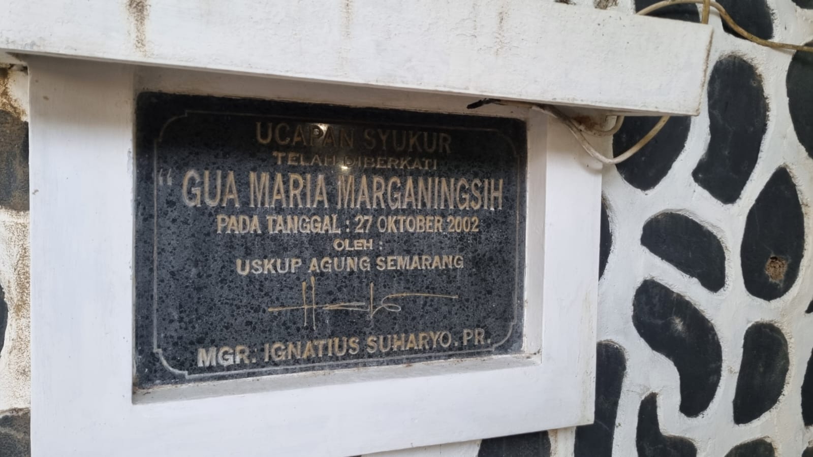  Prasasti peresmian Gua Maria Marganingsih oleh Keuskupan Agung Semarang © Ricky Tanuwijaya, Tim Humas dan Publikasi KKN-PPM UGM Sobat Bayat 2024 