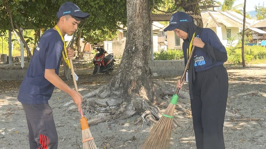 Kegiatan Bersih Pantai di Sambelia