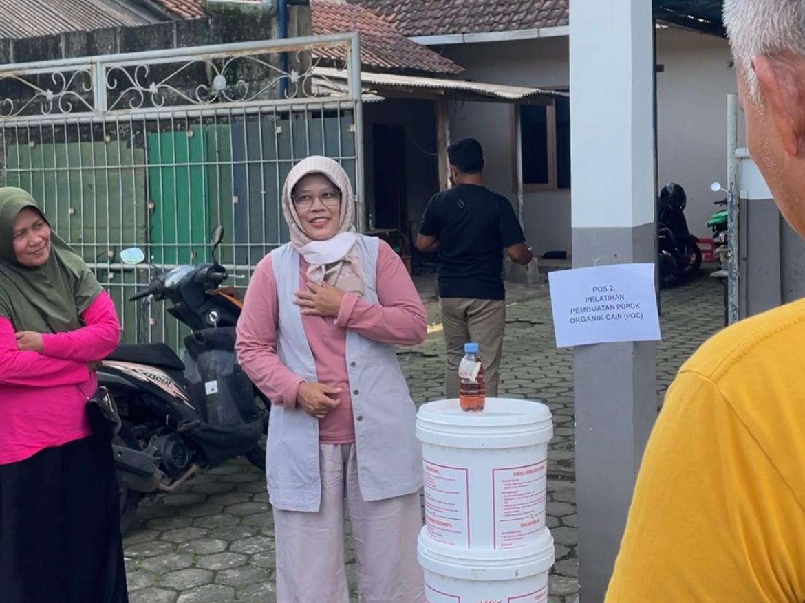 Sosialisasi Pembuatan Pupuk Organik Cair (POC)