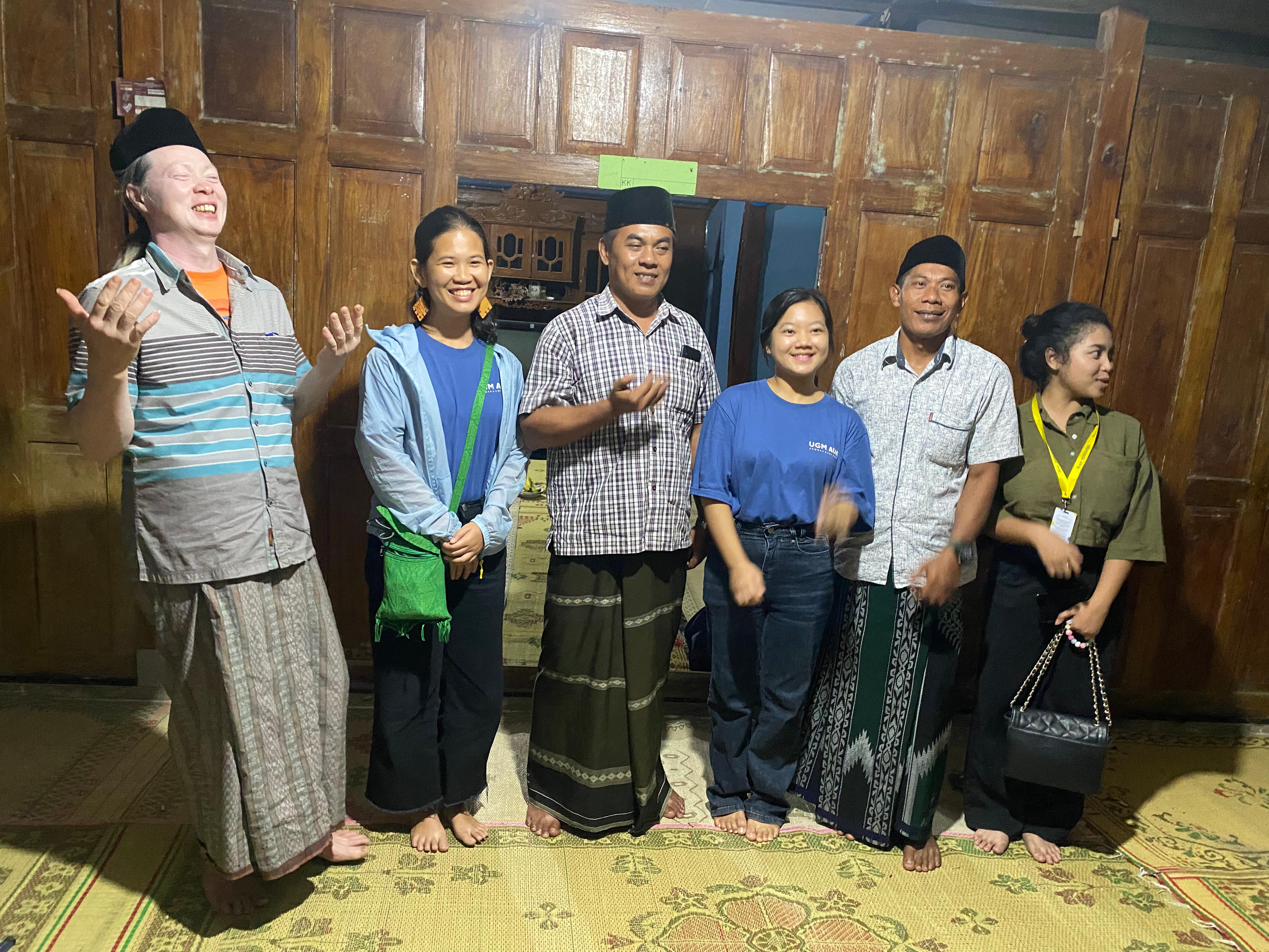 Berfoto Bersama Warga RT 64