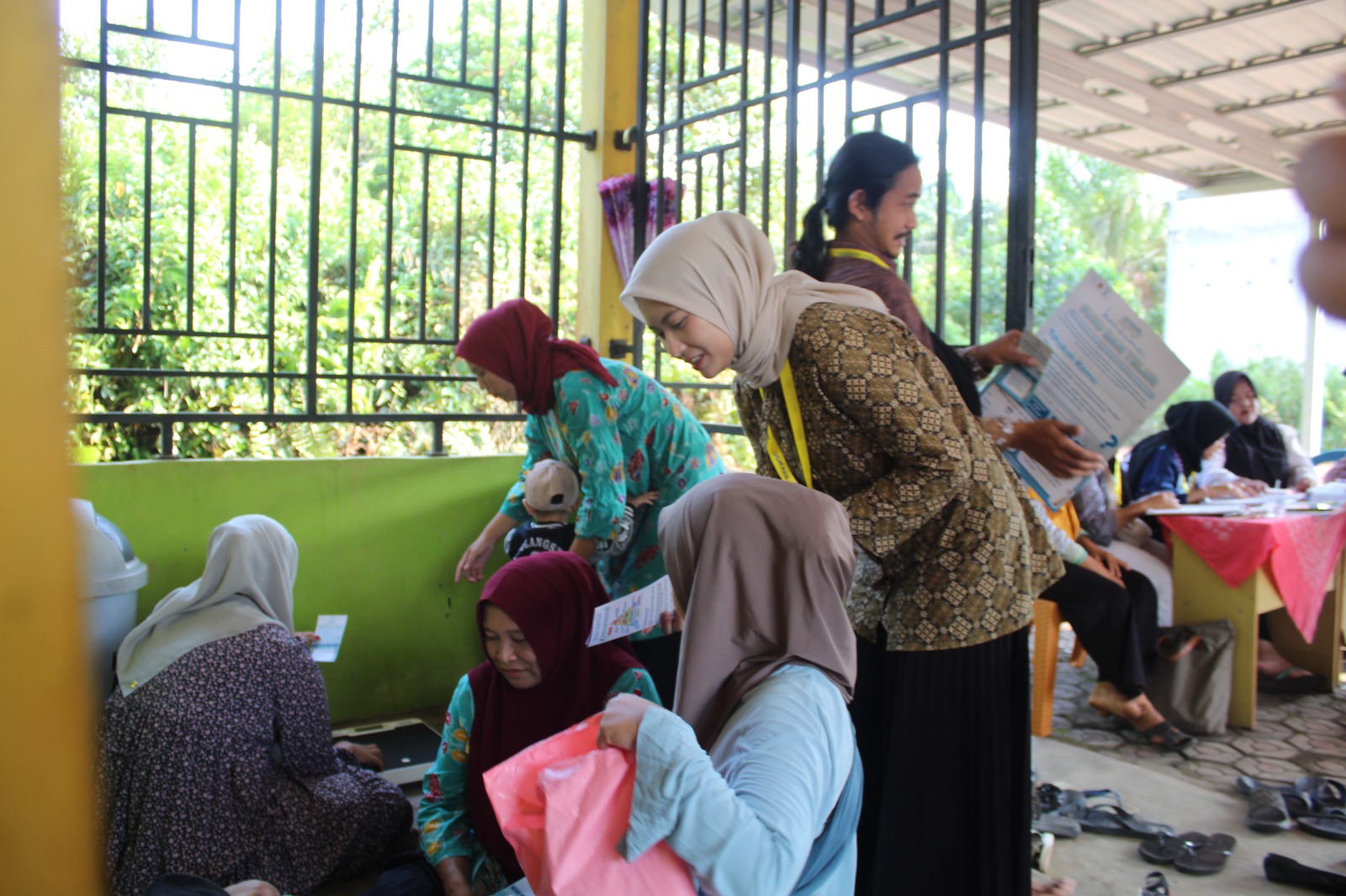 Penyebaran materi mengenai stunting melalui media leaflet oleh salah satu anggota tim KKN