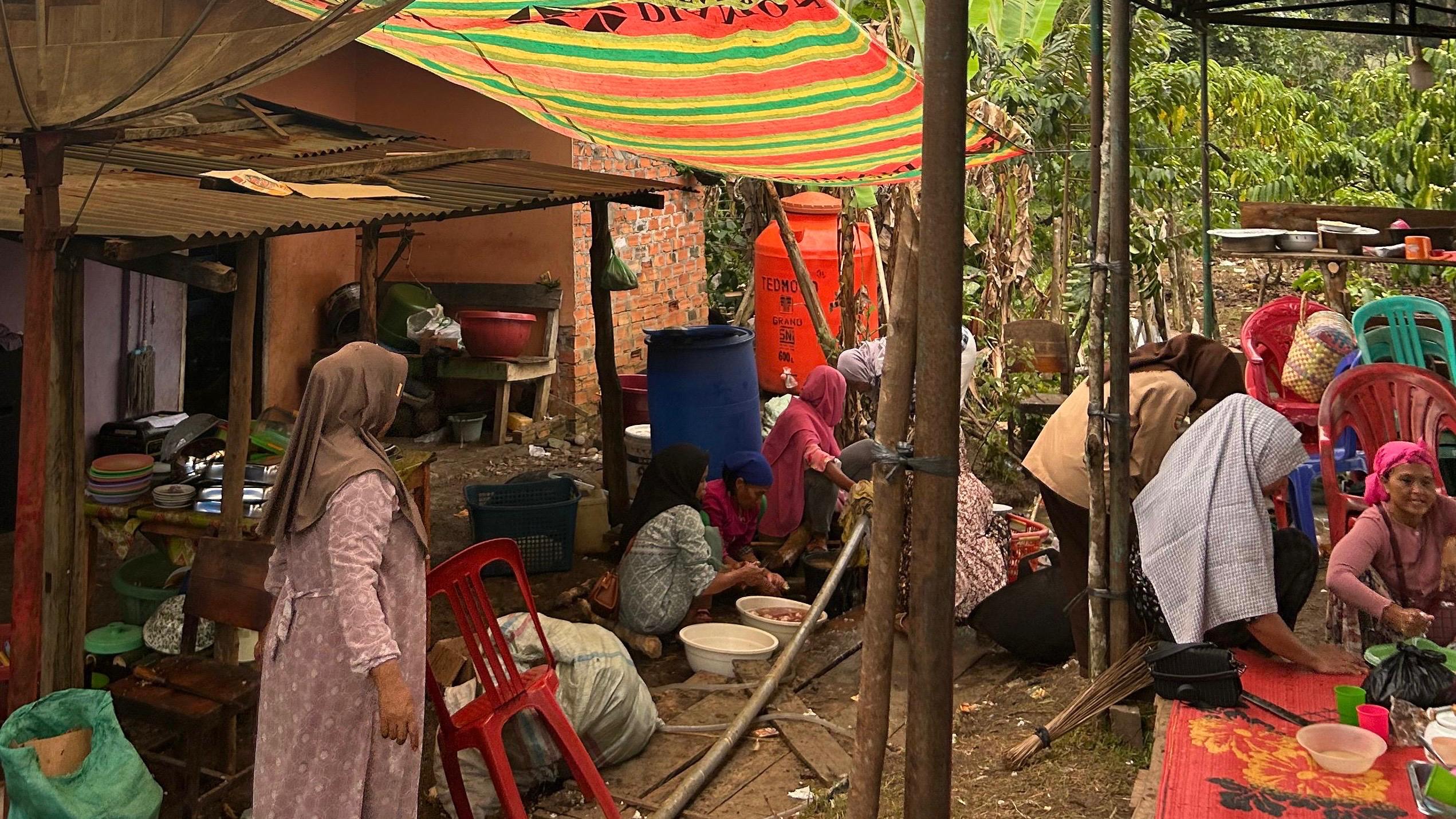 Kegiatan bemasak bersama warga desa 
