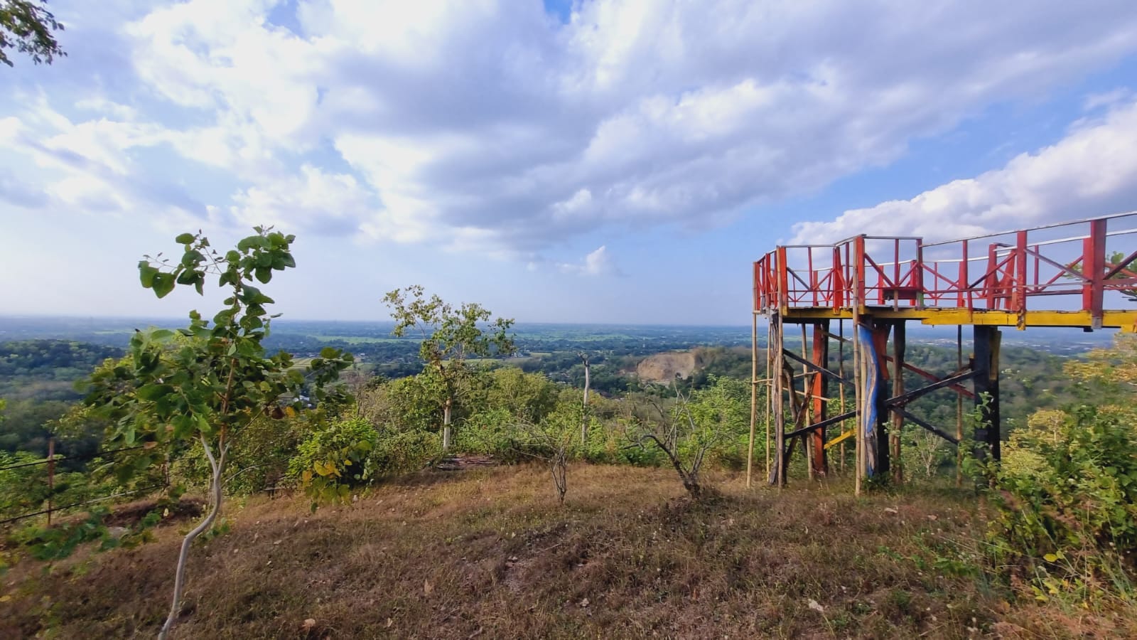 Salah satu spot foto di Bukit Cinta Watu Prahu © Aida Rachmawati, Tim Humas dan Publikasi KKN-PPM UGM Sobat Bayat 2024