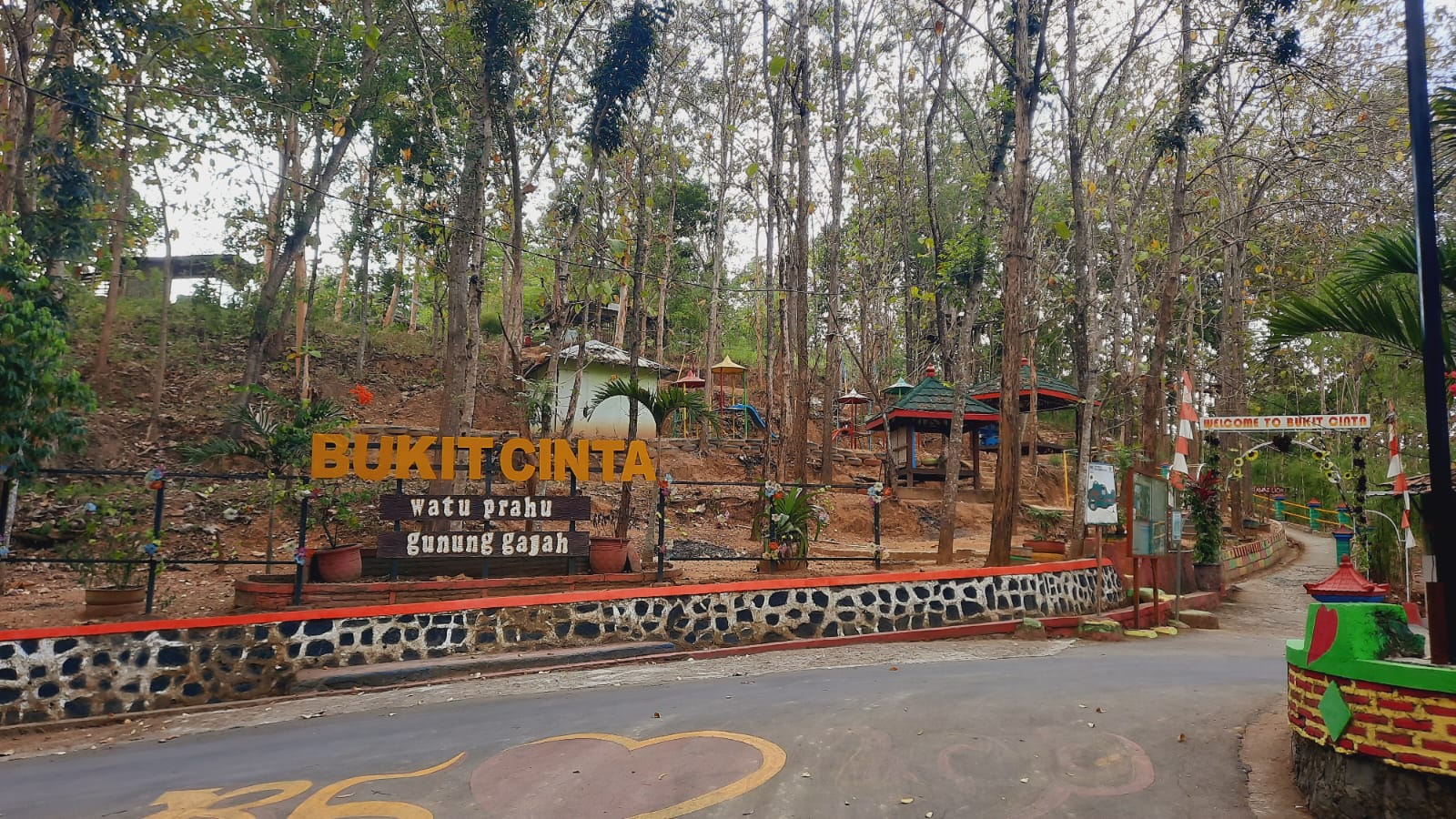 Pintu masuk Bukit Cinta Watu Prahu © Aida Rachmawati, Tim Humas dan Publikasi KKN-PPM UGM Sobat Bayat 2024