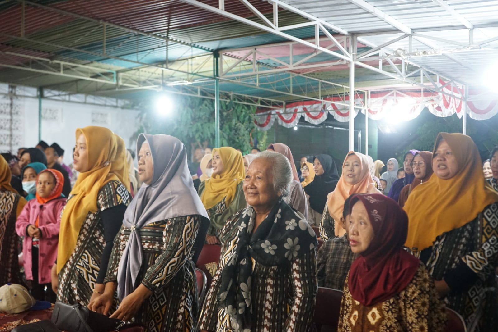 Warga sedang berdiri menyanyikan lagu Indonesia Raya I Sumber gambar: Dokumentasi Pribadi