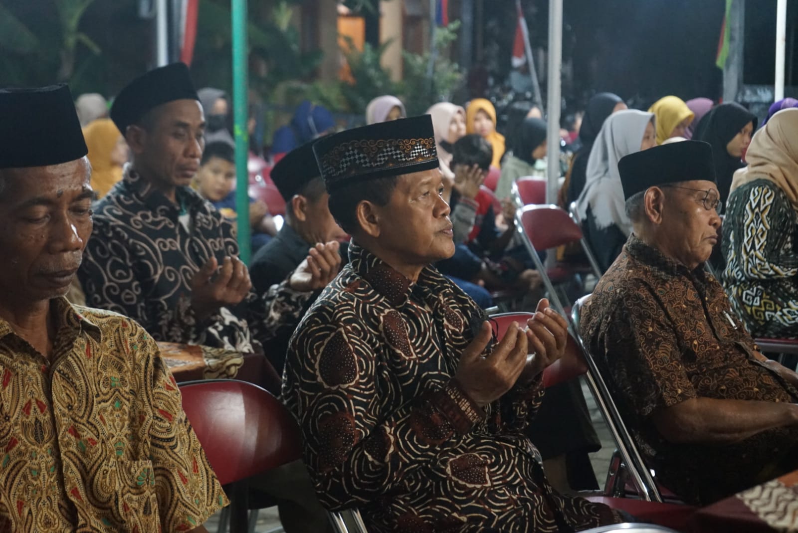 Warga sedang berdoa sebagai salah satu prosesi acara I Sumber gambar: Dokumentasi pribadi 