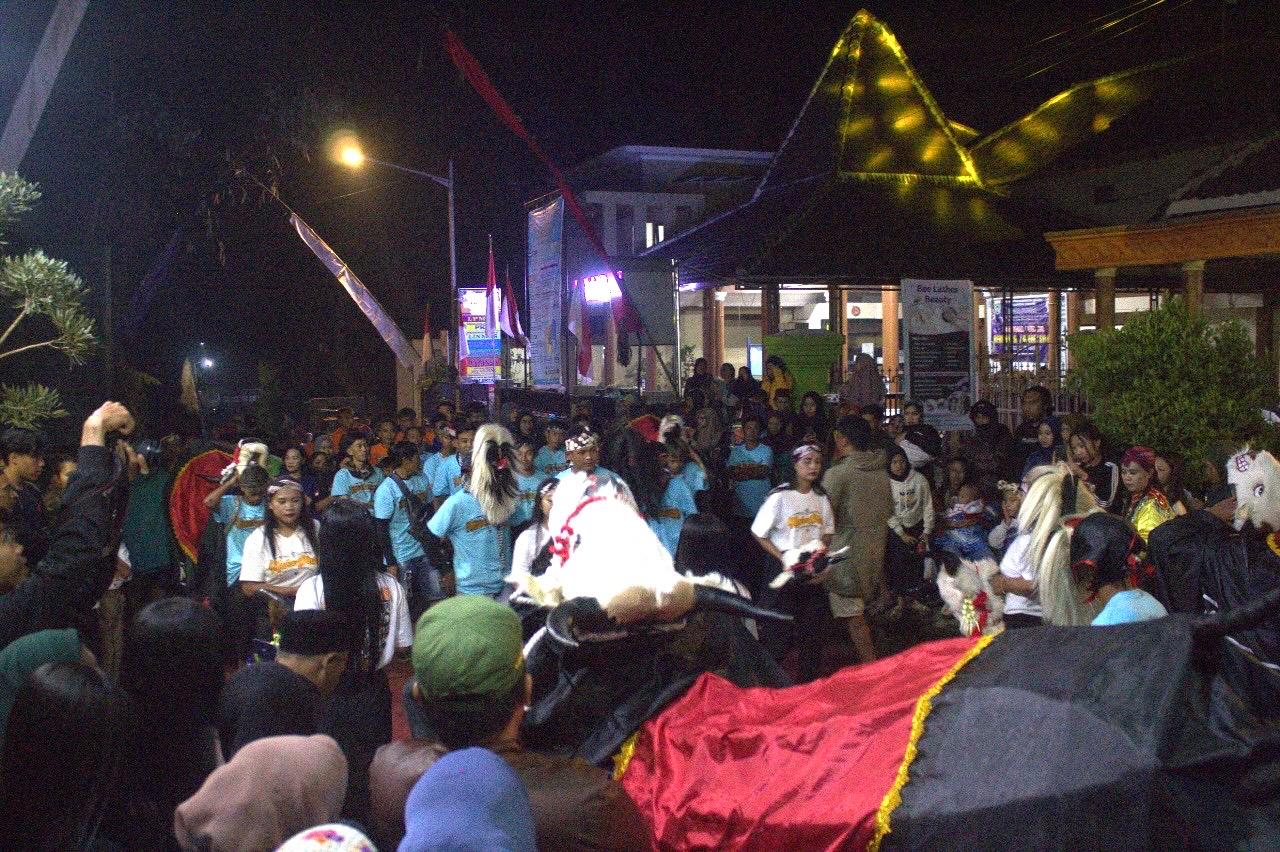 Pertunjukan Bantengan Pertunjukan Bantengan foto diambil oleh Iksan Maulani anggota Kelompok 280 KKN UIN Sunan Kalijaga Yogyakarta