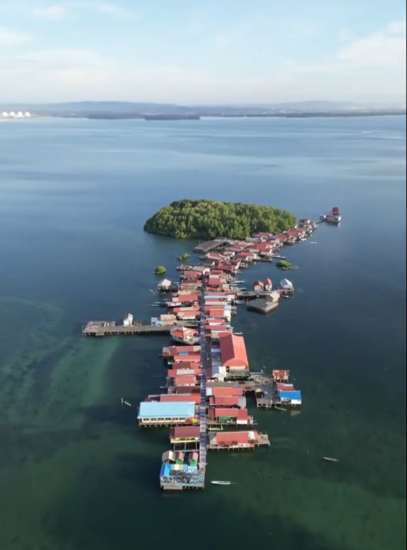 Kampung Tihi-tihi yang hanya memiliki satu jalan utama dari kayu ulin, panjangnya satu kilo meter | Sumber: Dokumentasi pribadi